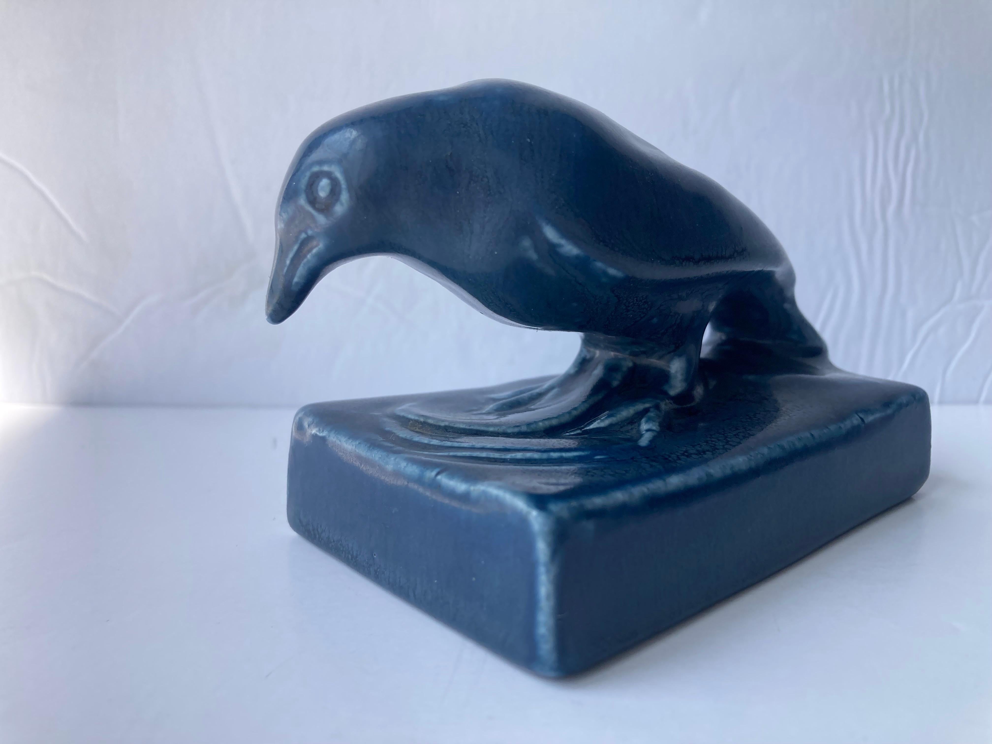 Rookwood Pottery / Keramik Briefbeschwerer, Skulptur, Rook Bird # 1623 (Arts and Crafts) im Angebot