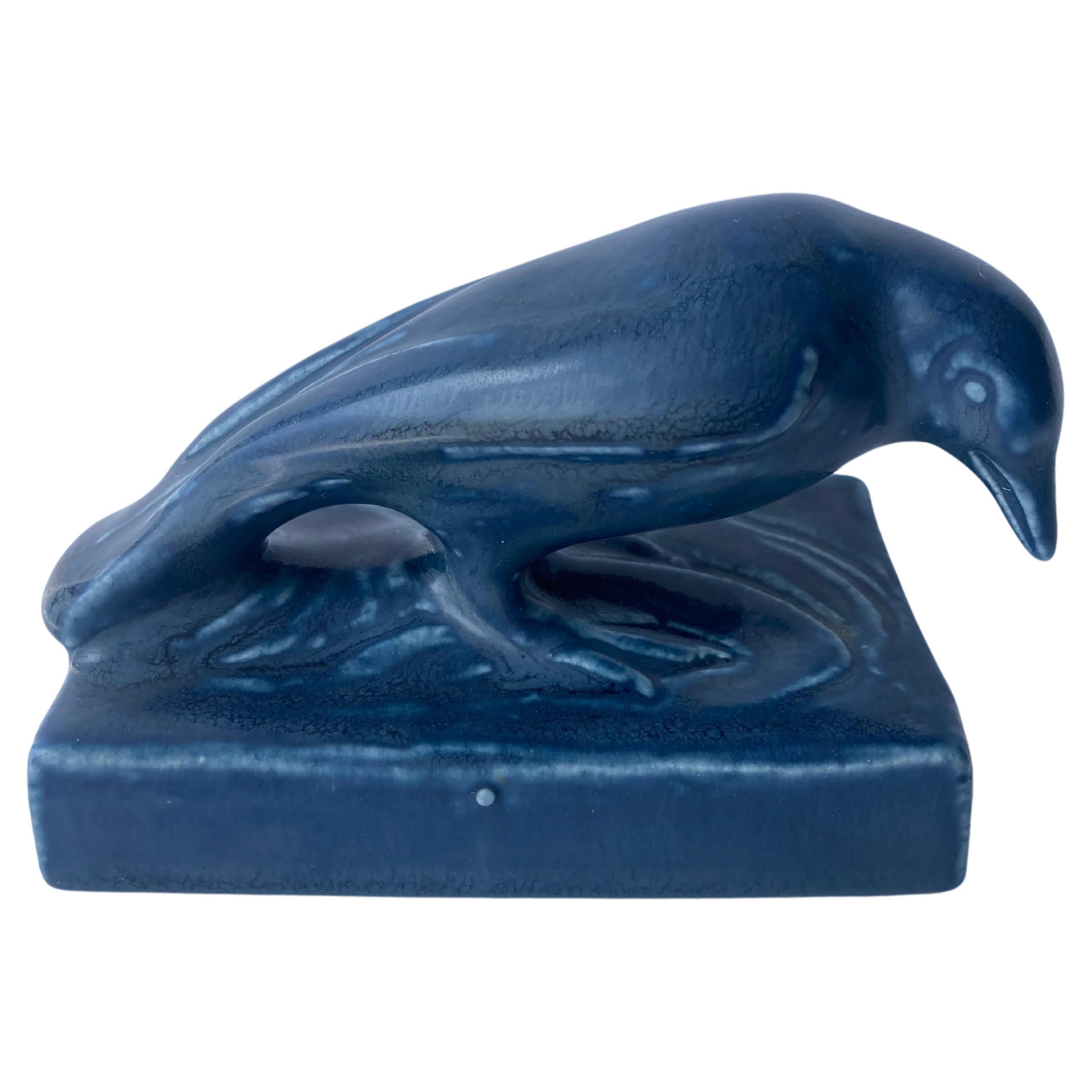Presse-papiers en céramique/poterie Rookwood, sculpture, Oiseau Rook n° 1623