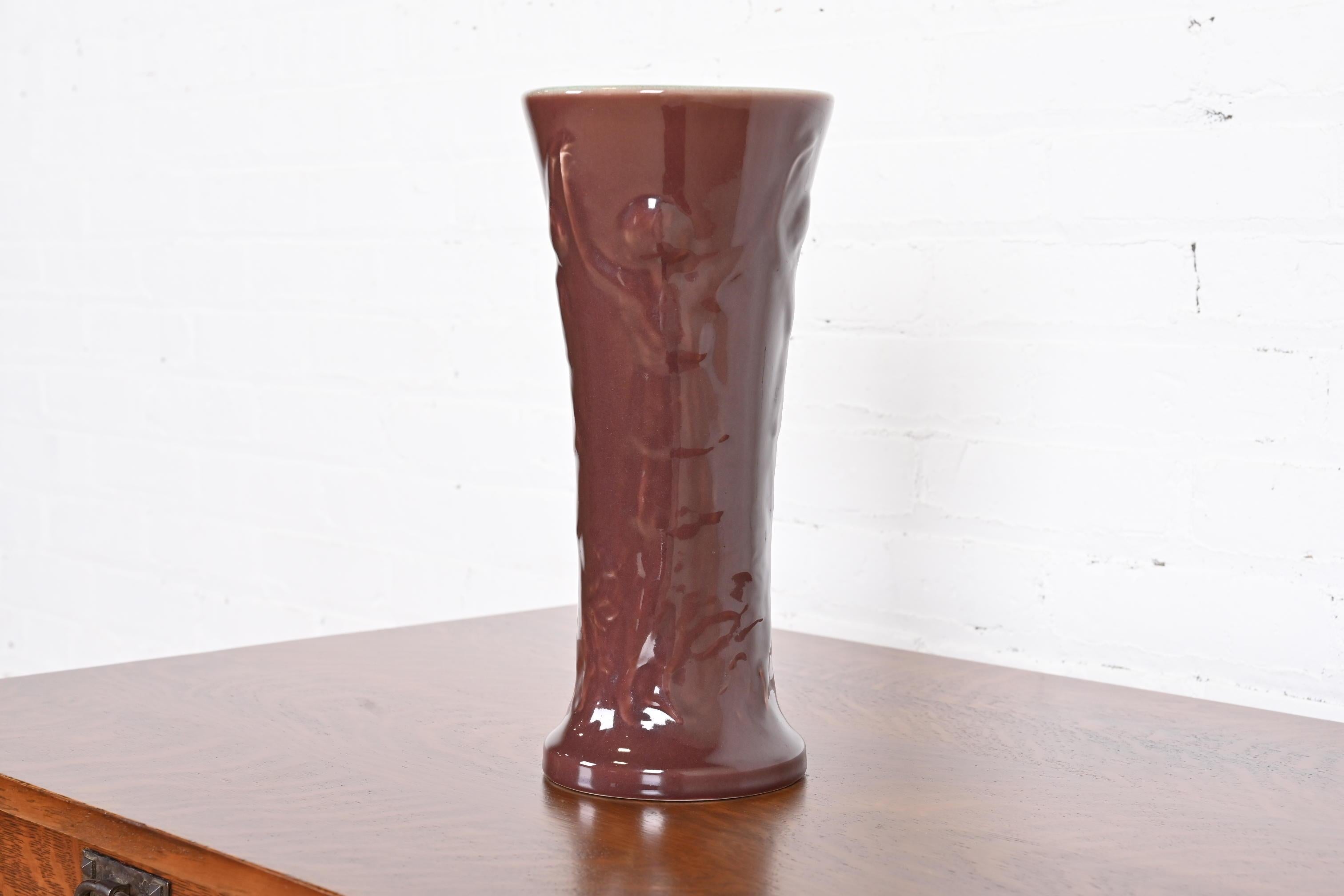 Début du 20ème siècle Vase en céramique Arts & Crafts Louise Abel représentant des femmes dansant, Rookwood Pottery, 1921 en vente