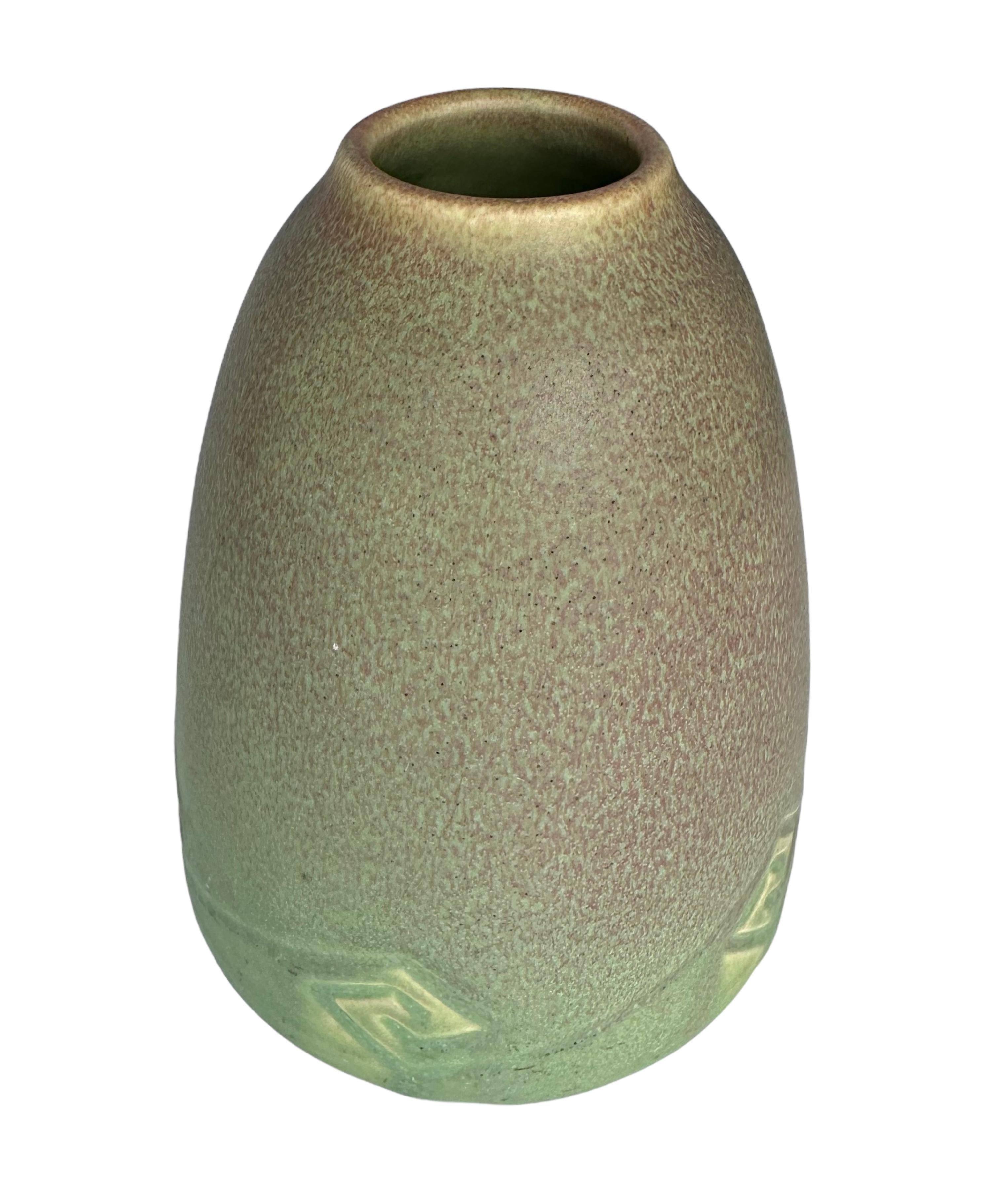 Arts and Crafts Vase en poterie de Rookwood signé en vente