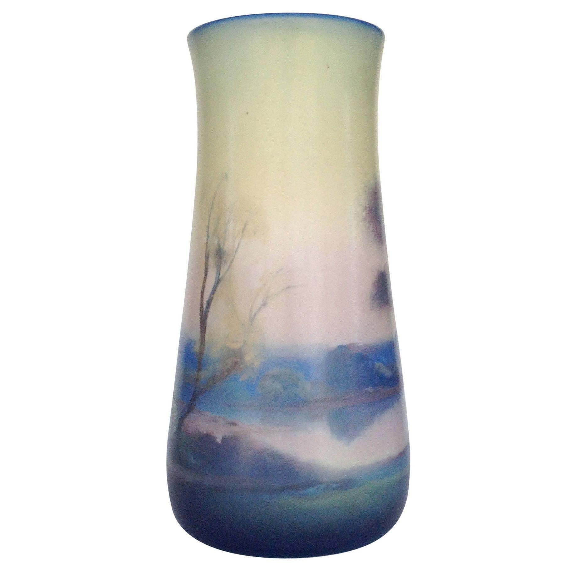 Américain Vase à glaçage vélin de la poterie Rookwood:: vers 1925 en vente