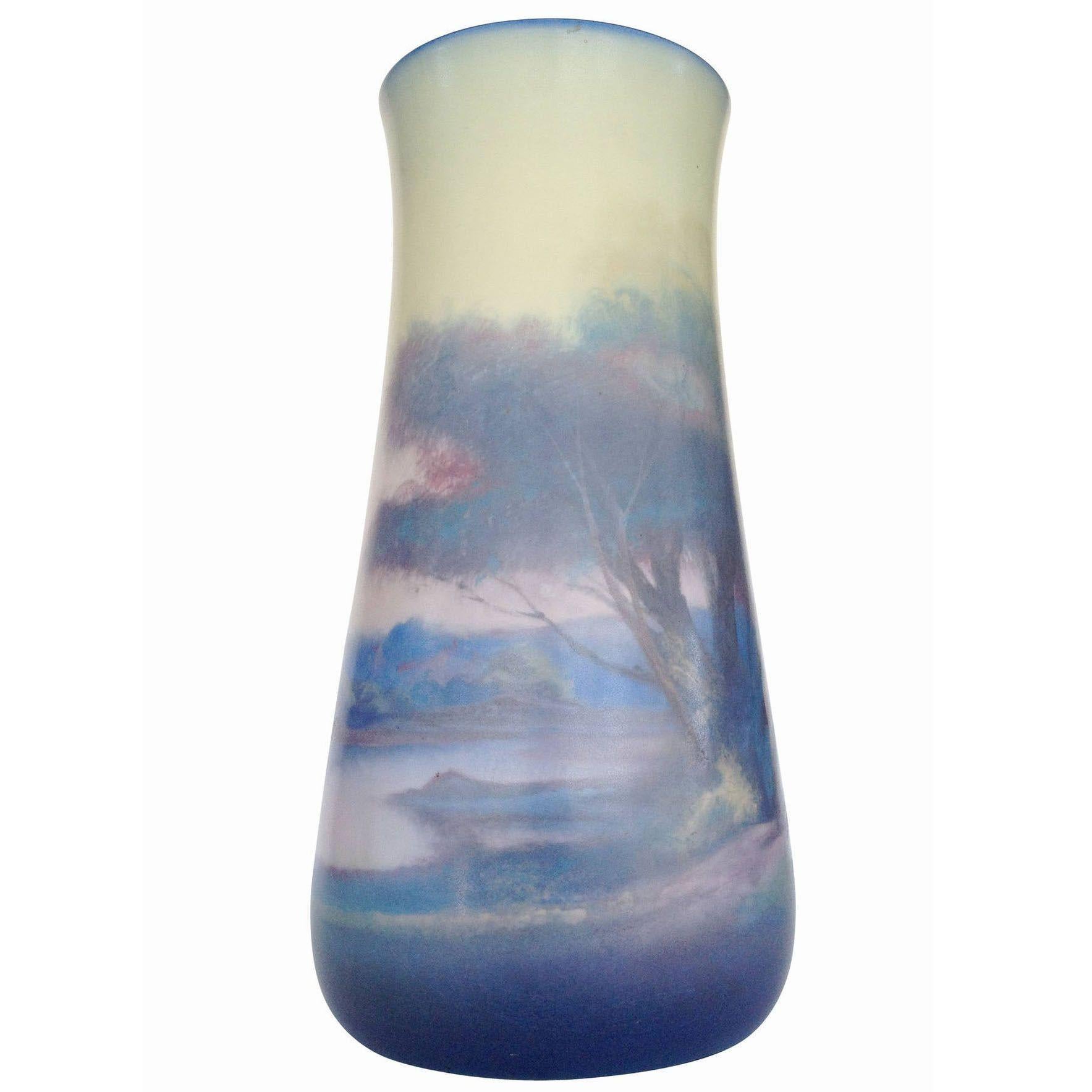 Début du 20ème siècle Vase à glaçage vélin de la poterie Rookwood:: vers 1925 en vente