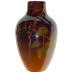 Vase à glaçure standard Rookwood motif Holly:: artiste Jeanette Swing