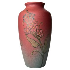 Rookwood-Vase mit Delphinium-Sprühblumen, datiert 1922