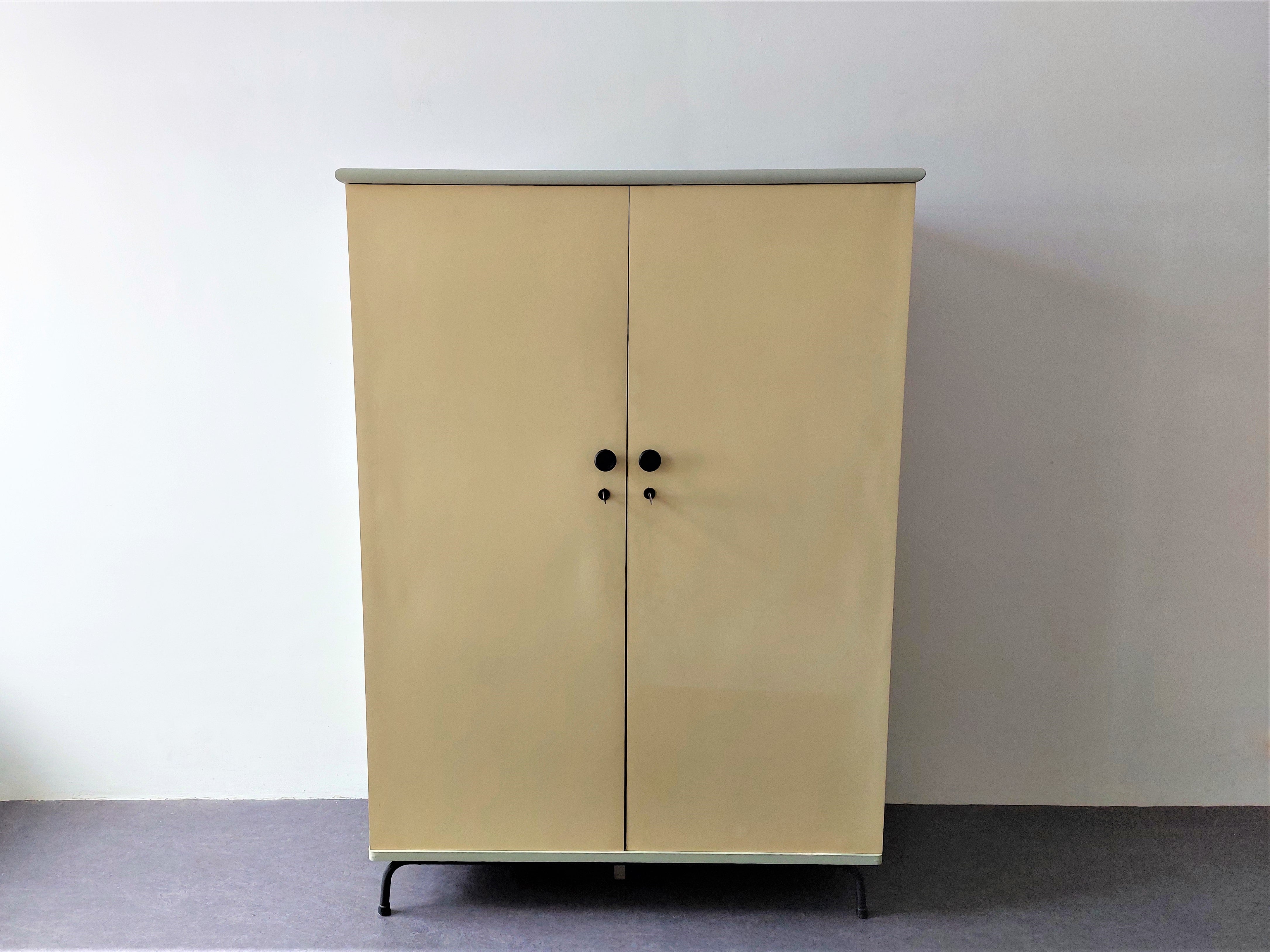This refined wooden bedroom closet was designed for the former and renowned Dutch bed manufacturer DICO in the 1950's. It was part of the 'Kamer 56' (translated: Room '56) serie, that also has furniture designed by Rob Parry. This cabinet has a