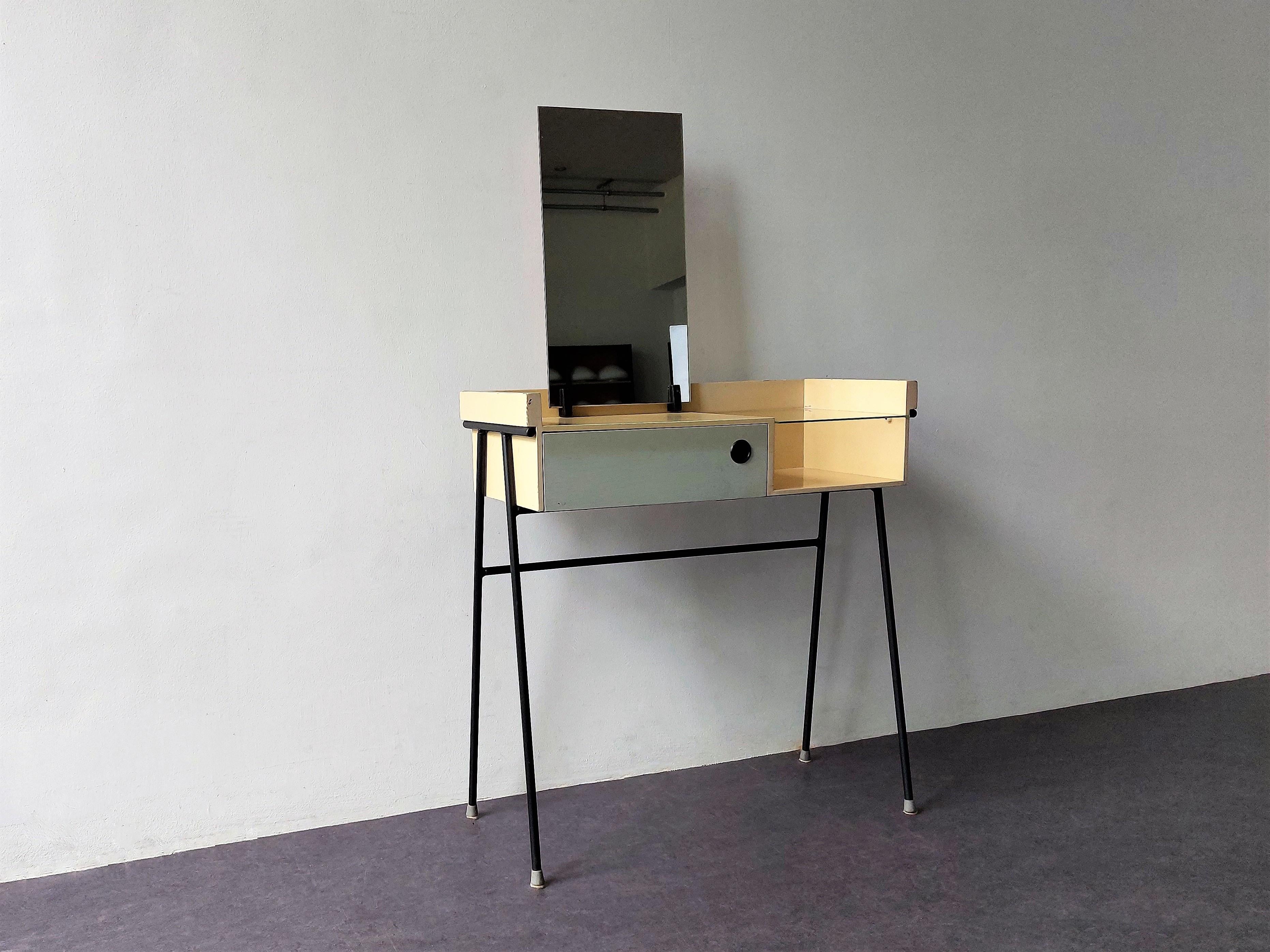 This rare dressing table was designed by Rob Parry for the former and renowned Dutch bed manufacturer DICO in the 1950's. This piece was part of the 'Kamer 56' (translated: Room '56) serie. The pastel colours and contrasting black details makes it a
