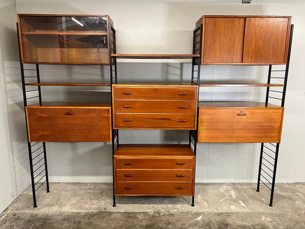 Un ricercato sistema di scaffali d'epoca di Staples, risalente agli anni '60 e venduto da Heal's of London. 

Si tratta di una delle uniche unità indipendenti in questa configurazione disponibili oggi.

Impressionante design di metà secolo con