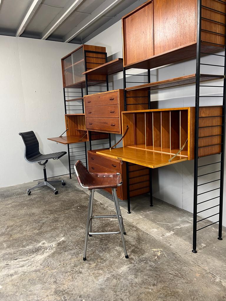 Teak Room devider Sistema di scrivanie a scaffale freestanding ricercato da Staples  1960's in vendita