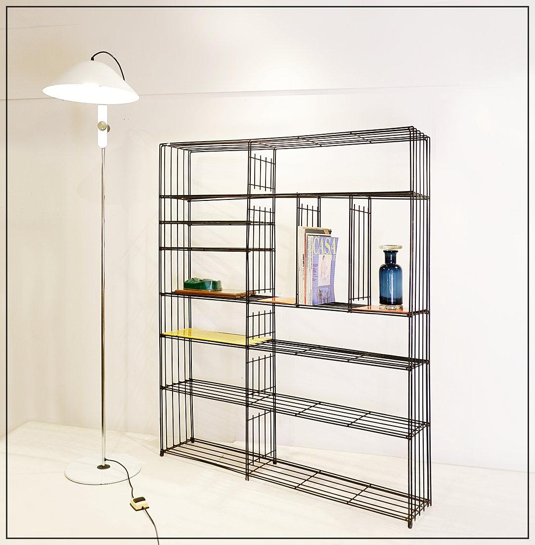 Libreria in filo di ferro di Pilastro con 3 piatti originali in metallo smaltato. In condizioni originali, con segni visibili di usura e alcune perdite di vernice e ruggine. I ripiani possono essere regolati in altezza.
Milimalista - Scaffale -