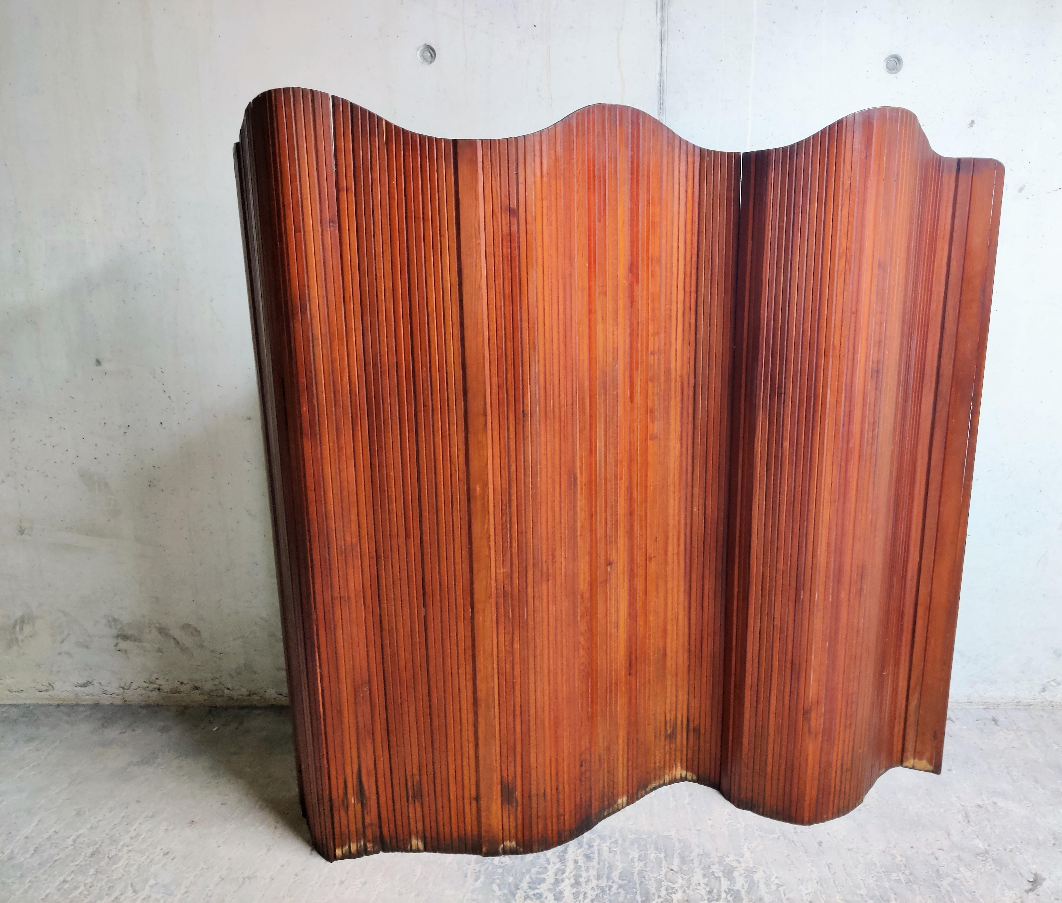 Antique pinewood 'lamelle' room divider by Jomain Baumann, it can be rolled up and is easy to store away.

Good condition, minor wear due to age.

1930s, France

Measures: H 71 in. x W 83.5 in. x D .25 in.
H 180.34 cm x W 212.09 cm x D 6.35