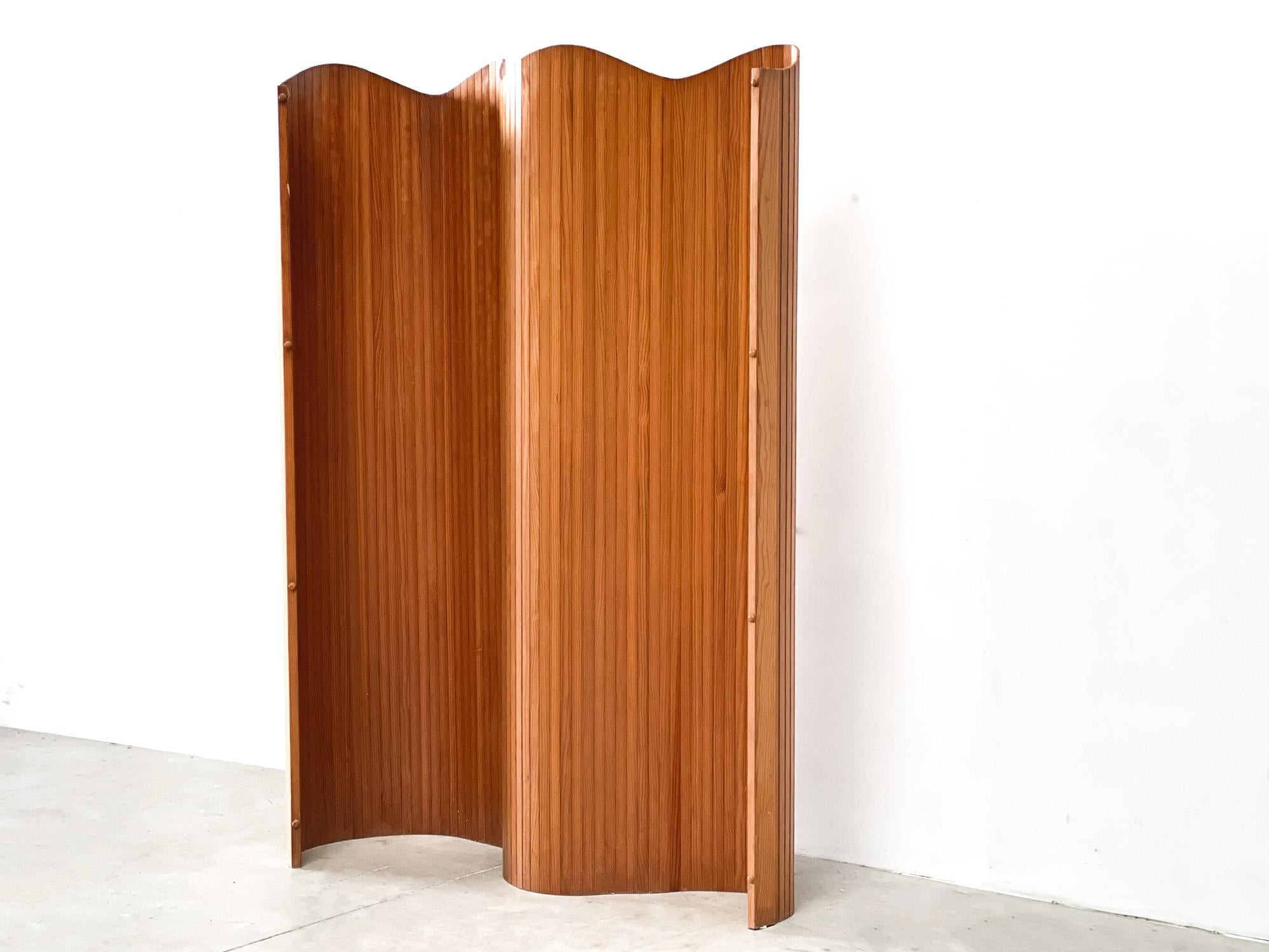 Antique wooden 'lamelle' room divider by Jomain Baumann, it can be rolled up and is easy to store away.

Good condition with normal age related wear.

Very elegant and decorative piece

1930s - France

Height: 175cm/68.89