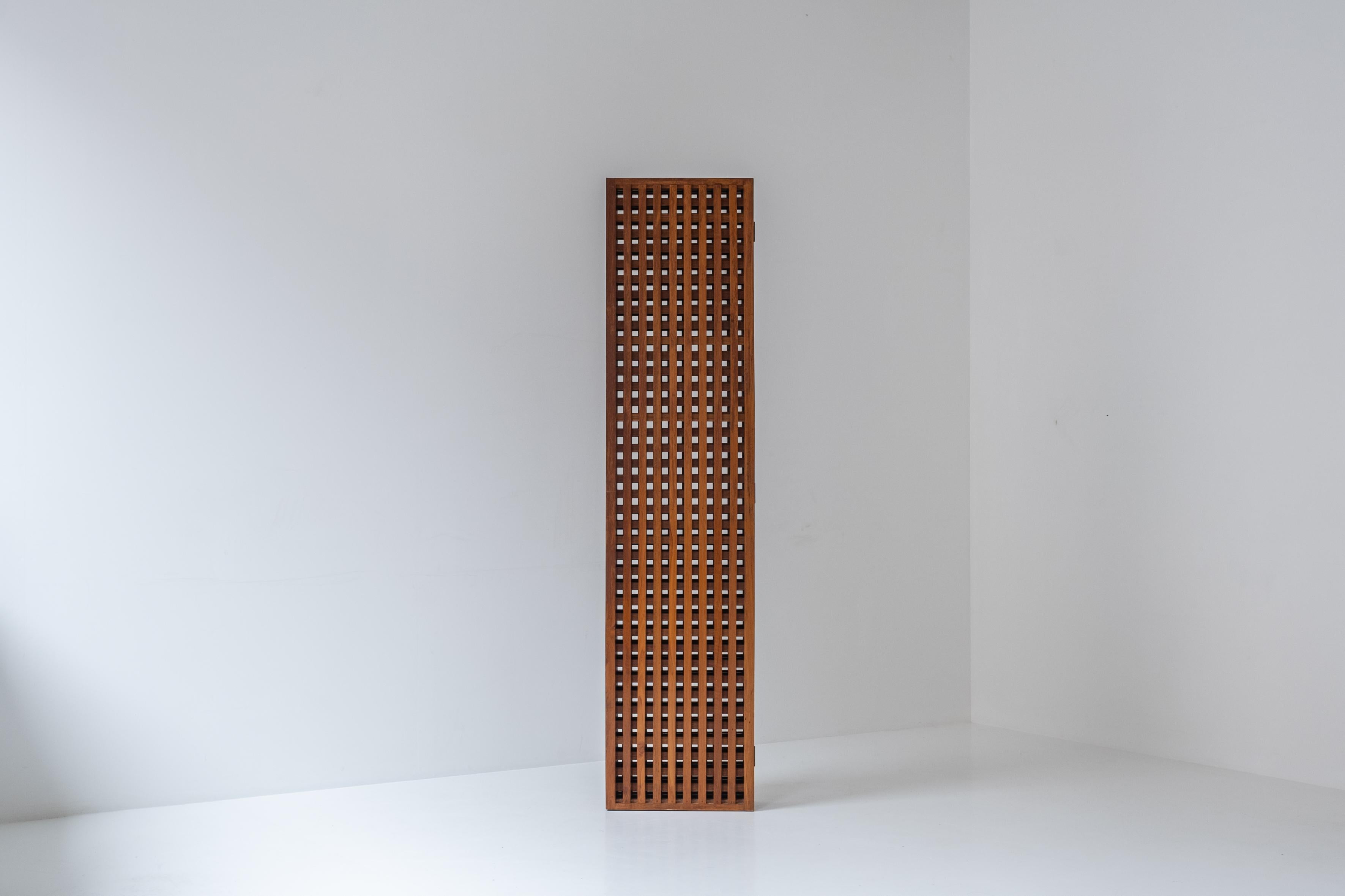 Room divider designed and manufactured in France during the 1960s. This screen features solid oak slats and add a very nice sculptural and Modernist feeling to the space. Presented in its original untouched condition. Dordogne chair for scale.