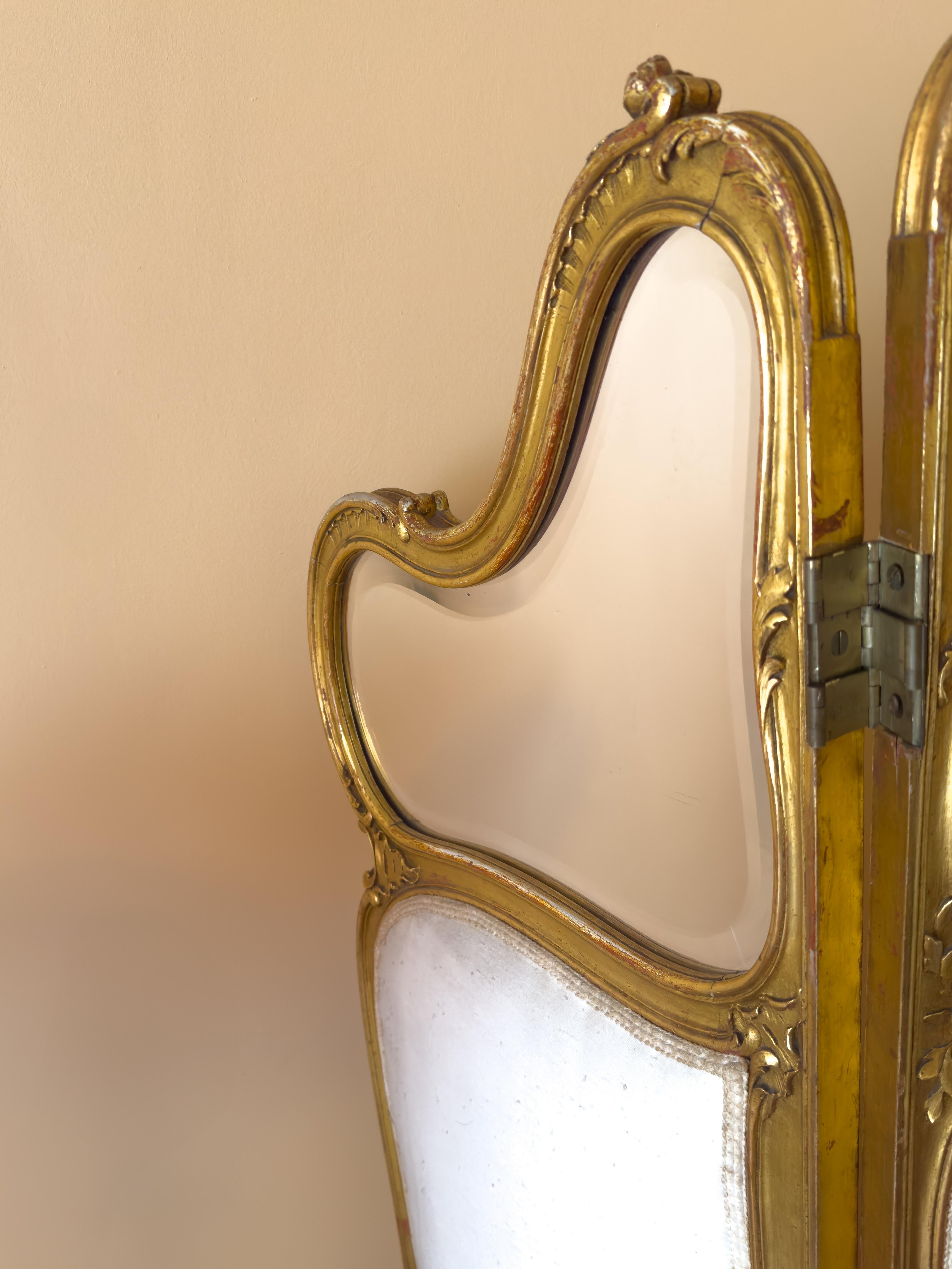 Francese Divisorio in legno dorato, paravento a tre pannelli, stile Luigi XV, XX secolo in vendita