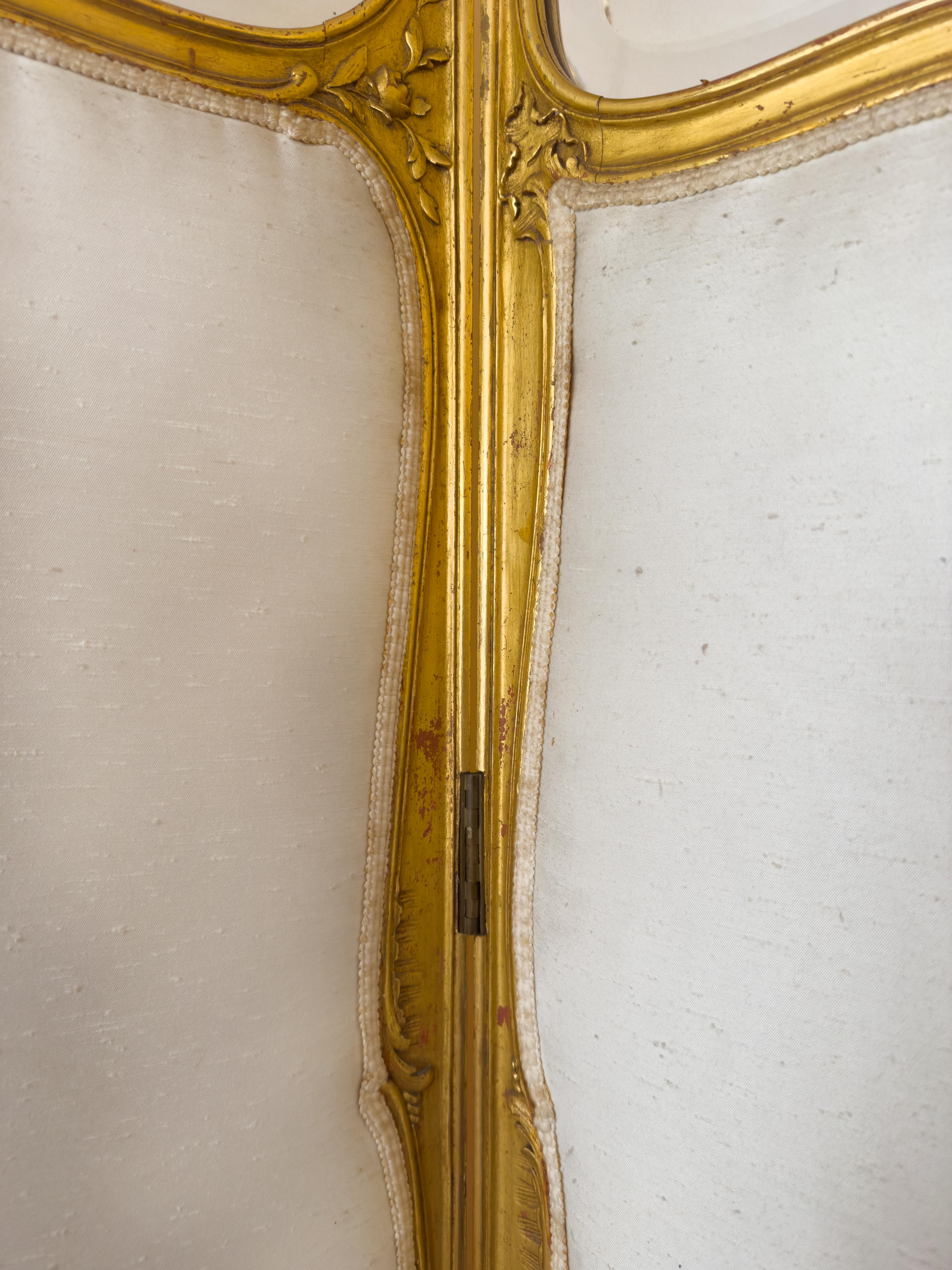 Dorato Divisorio in legno dorato, paravento a tre pannelli, stile Luigi XV, XX secolo in vendita