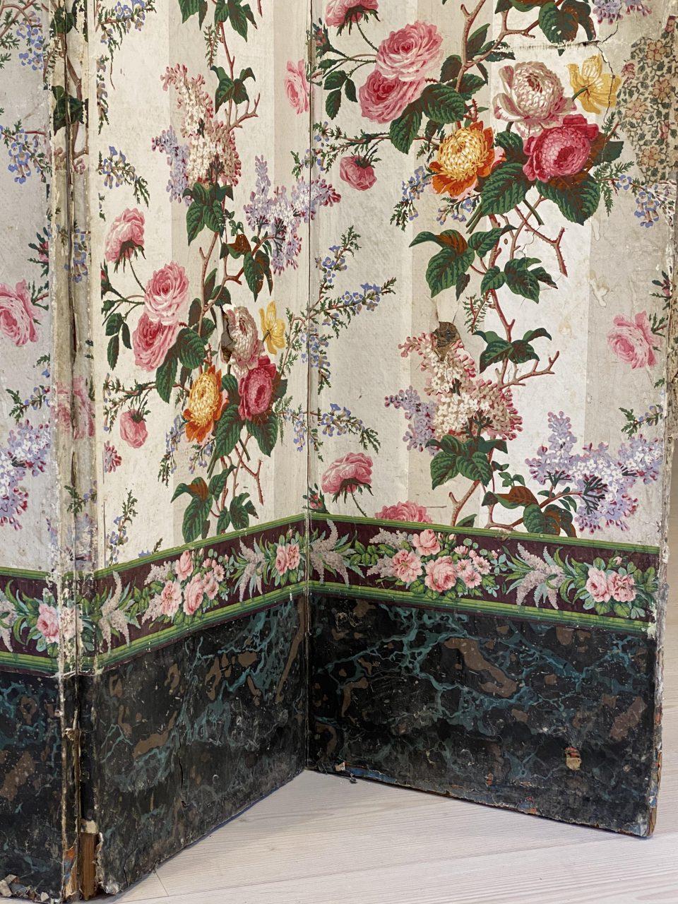 Exciting and imaginative French Paravent or screen partition wall / folding screen, in wonderfully exuberent wallpaper, with a gorgeous floral pattern of roses and lilacs on one side, and neutral tones on the opposite side. Dating back to around