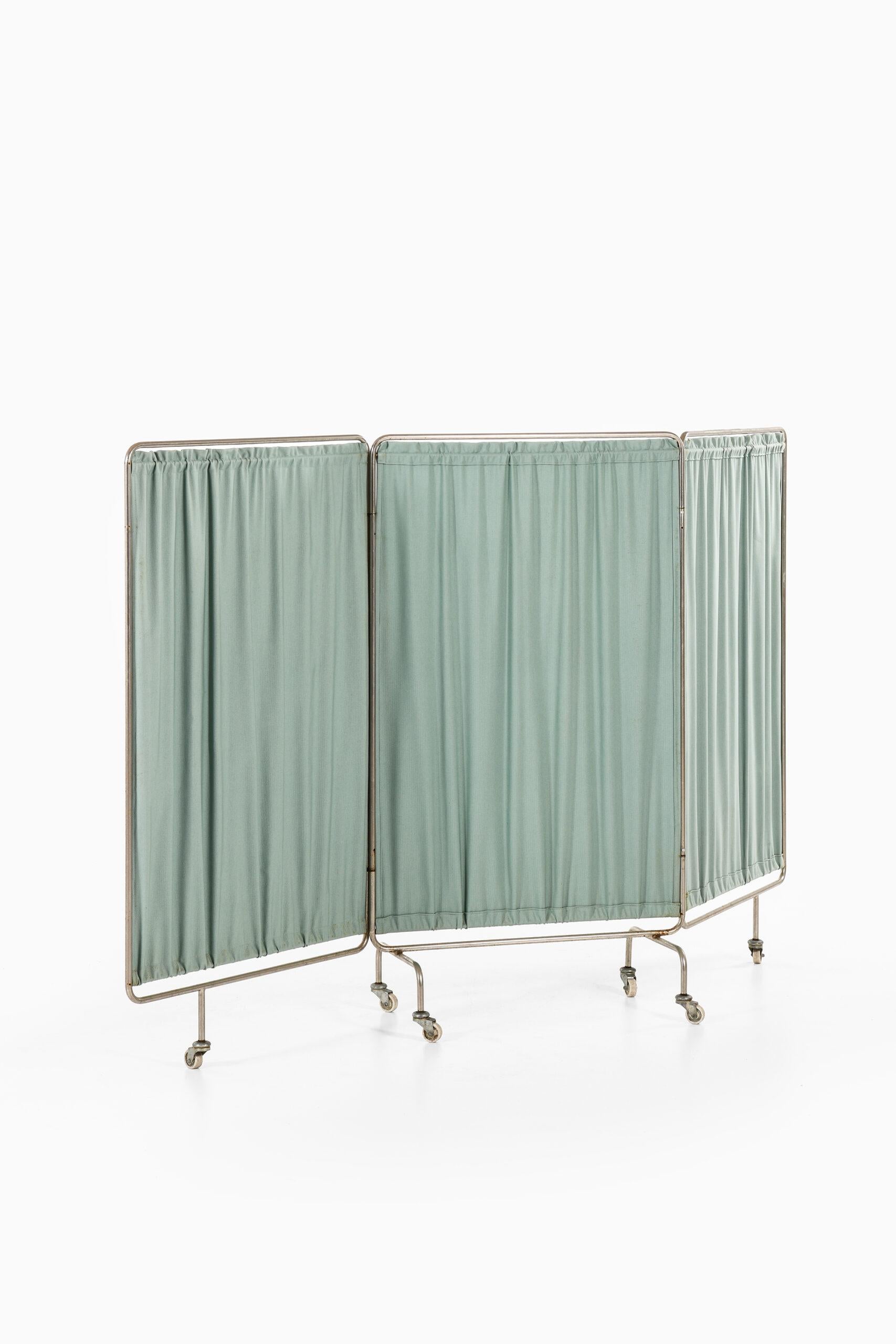 Room divider on wheels. Produced in Sweden.
Dimensions (W x D x H): 85 ( 255 ) x 45 x 148 cm.
