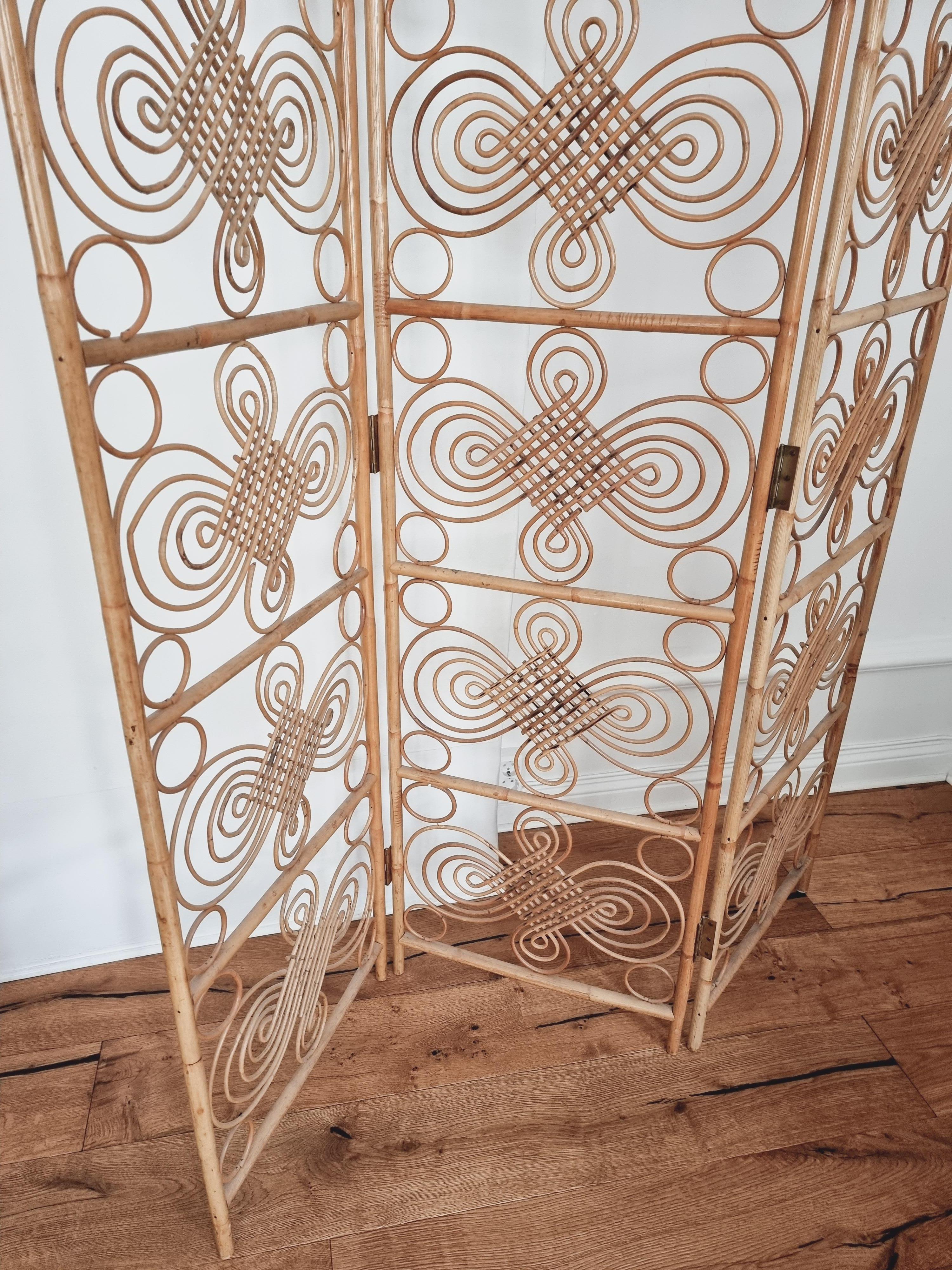 A beautiful rare room divider in rattan, in the style of Larsson Korgmakare (maker of Josef Frank/Firma Svenskt Tenn rattan furniture). 

Decorative and practical, suits most rooms. 

Smaller signs of age and wear. 