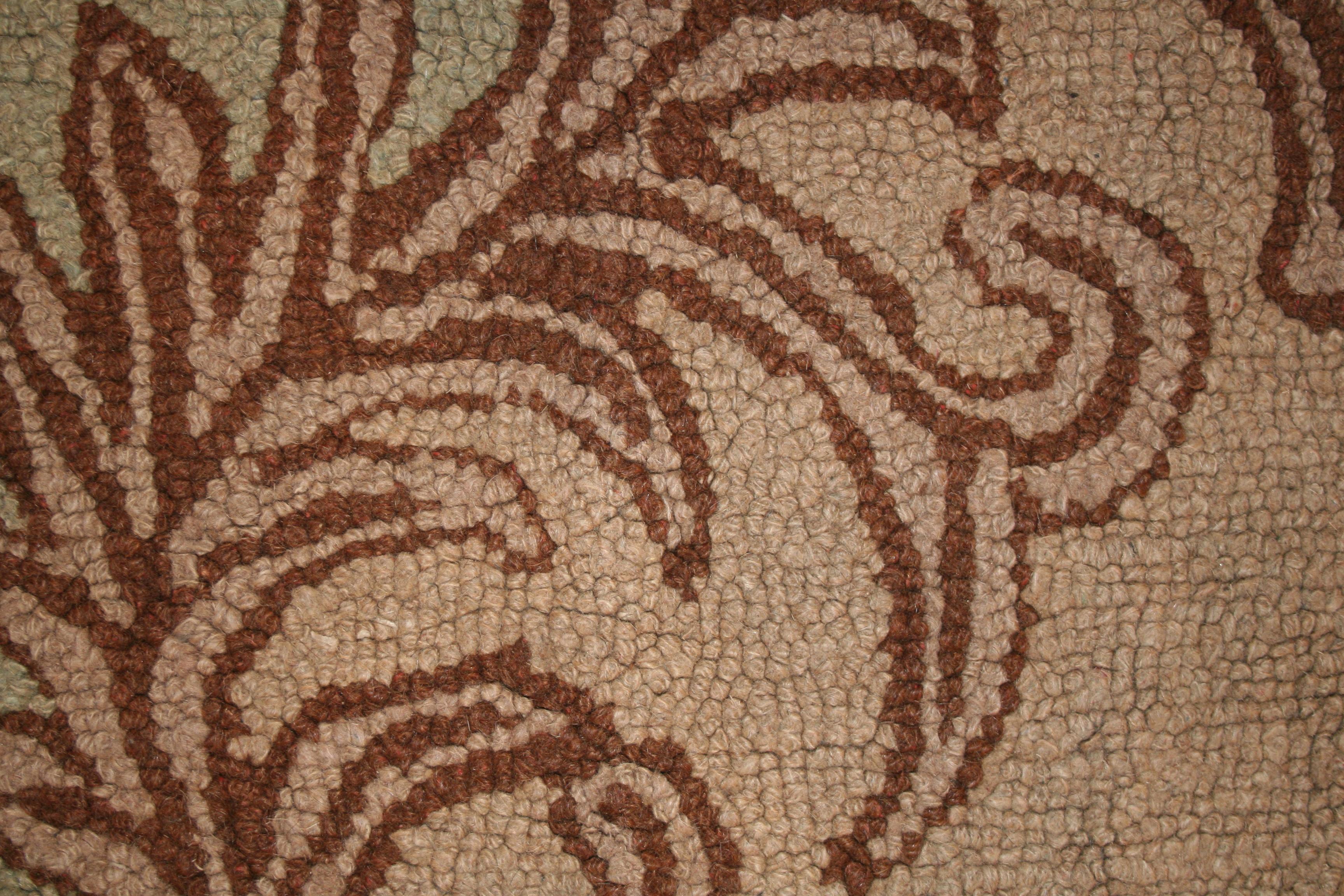 Suite à la mode des tapis français d'Aubusson et de la Savonnerie aux États-Unis au début du siècle précédent, des ateliers ont été chargés de tisser des tapis crochetés dans ce style. Cet exemple suit ce style de manière assez précise et se