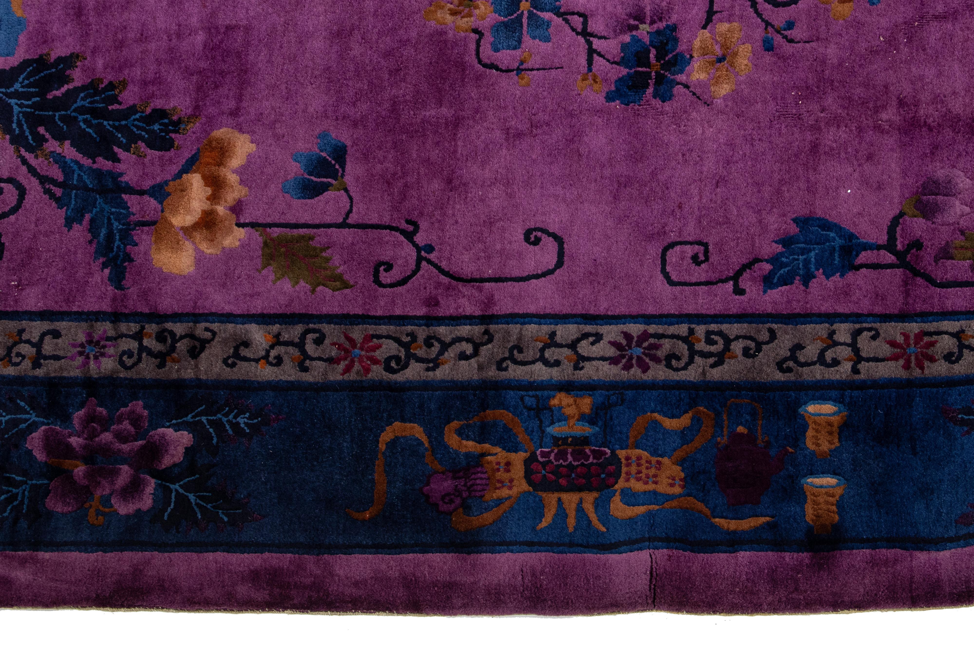 Antiker chinesischer Art-Déco-Teppich aus Wolle in Zimmergröße, handgefertigt, florales Design in Lila (Handgeknüpft) im Angebot