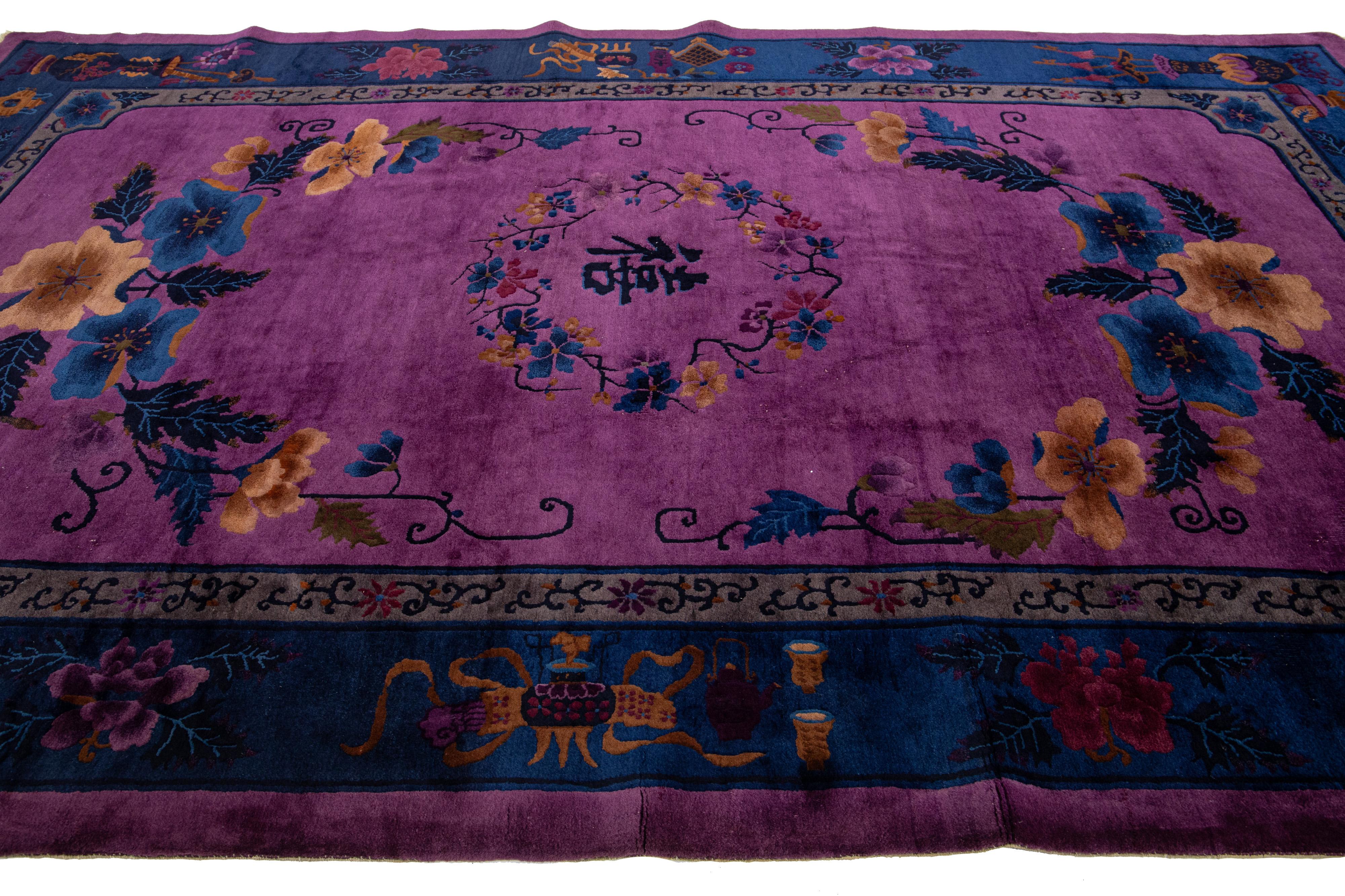 Antiker chinesischer Art-Déco-Teppich aus Wolle in Zimmergröße, handgefertigt, florales Design in Lila im Zustand „Hervorragend“ im Angebot in Norwalk, CT