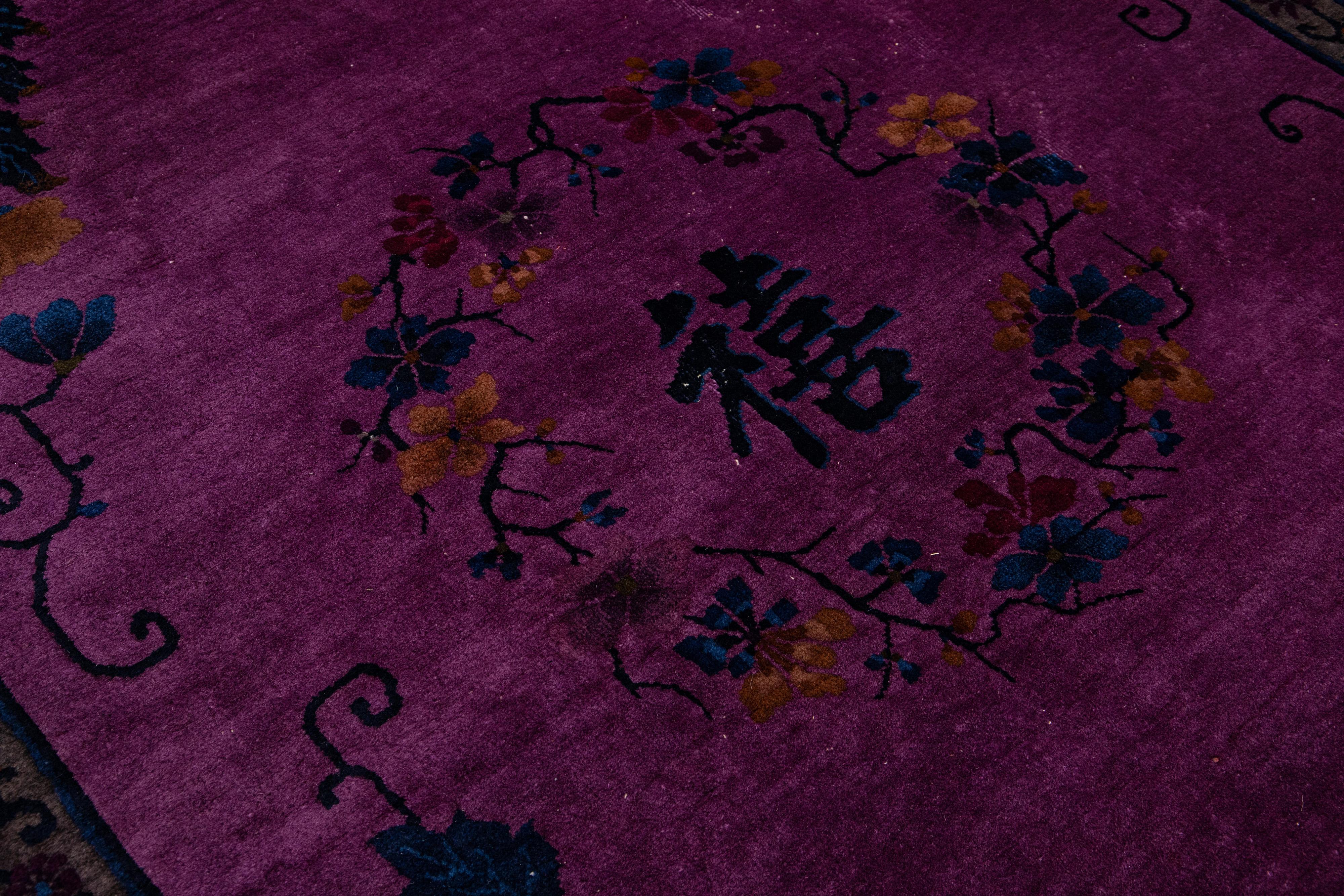 Antiker chinesischer Art-Déco-Teppich aus Wolle in Zimmergröße, handgefertigt, florales Design in Lila im Angebot 1