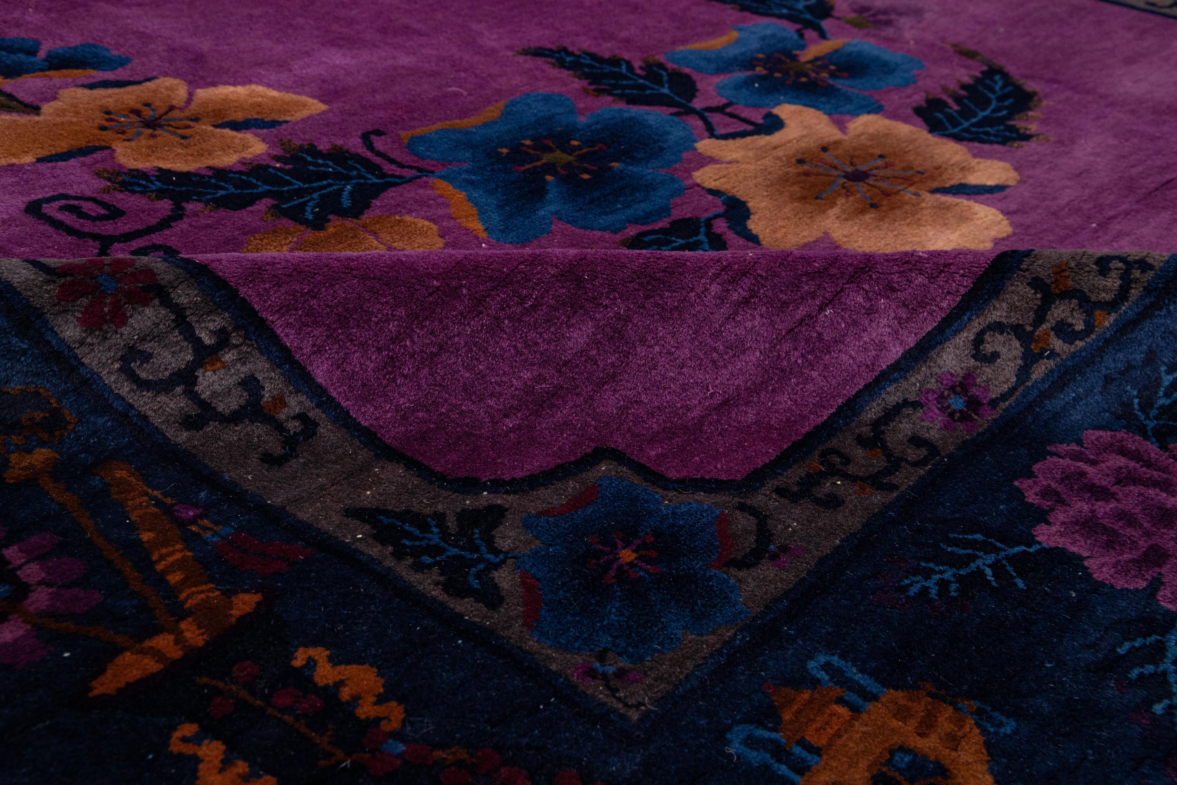 Antiker chinesischer Art-Déco-Teppich aus Wolle in Zimmergröße, handgefertigt, florales Design in Lila im Angebot 2
