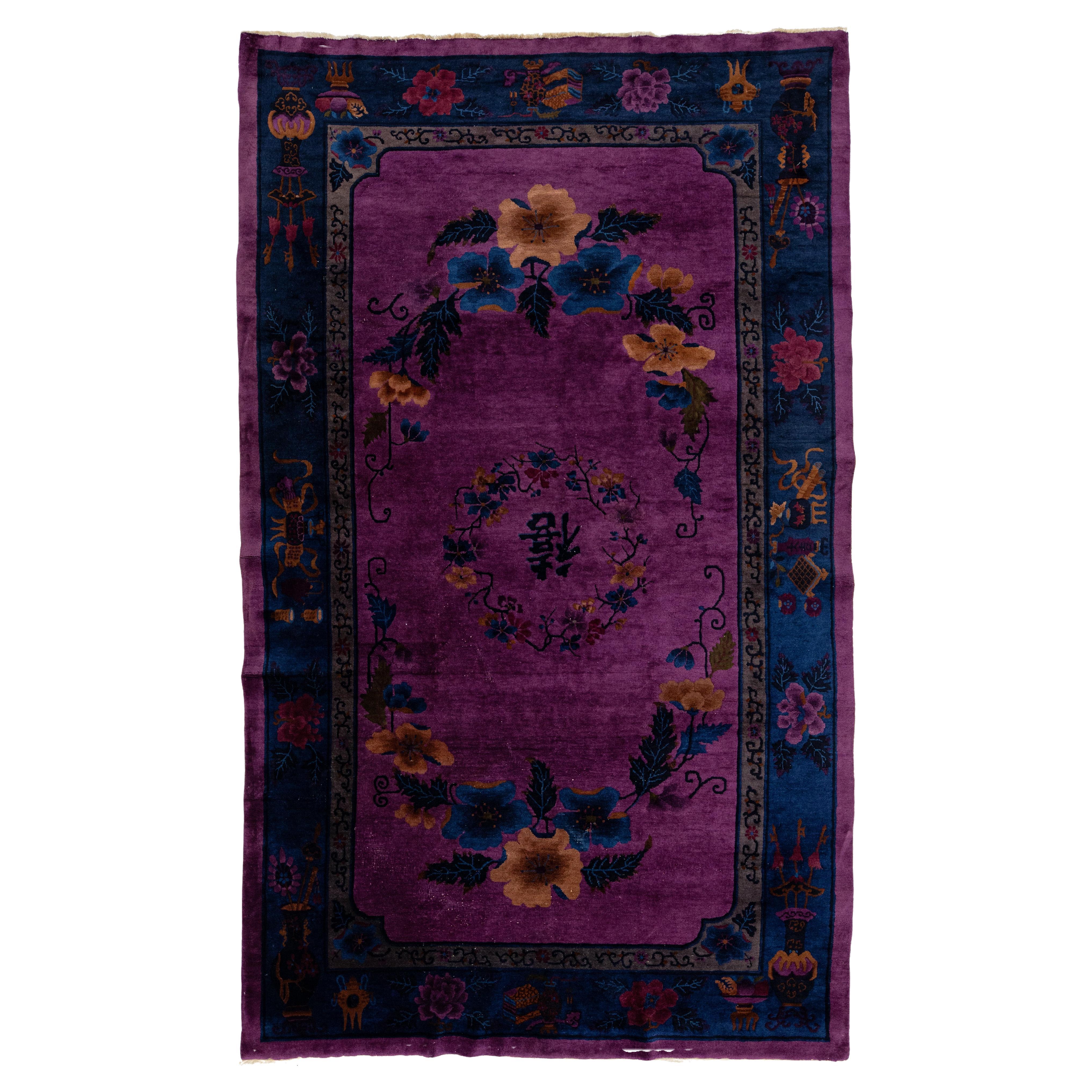 Antiker chinesischer Art-Déco-Teppich aus Wolle in Zimmergröße, handgefertigt, florales Design in Lila im Angebot