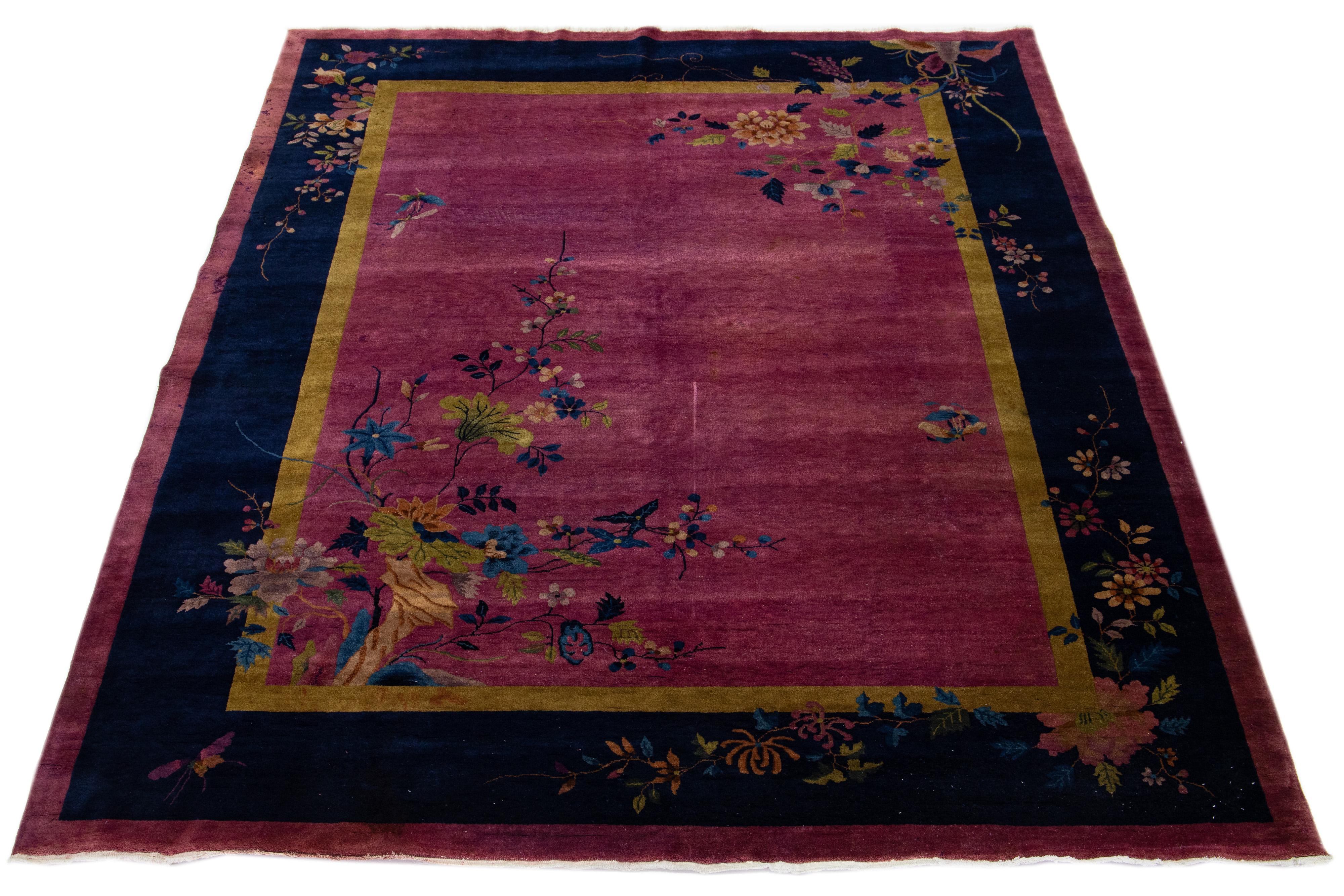 Tapis chinois ancien de style Art déco, noué à la main en laine sur fond bordeaux. Il présente un motif floral multicolore avec une bordure bleu marine.


Ce tapis mesure 9' x 11'6''.
 