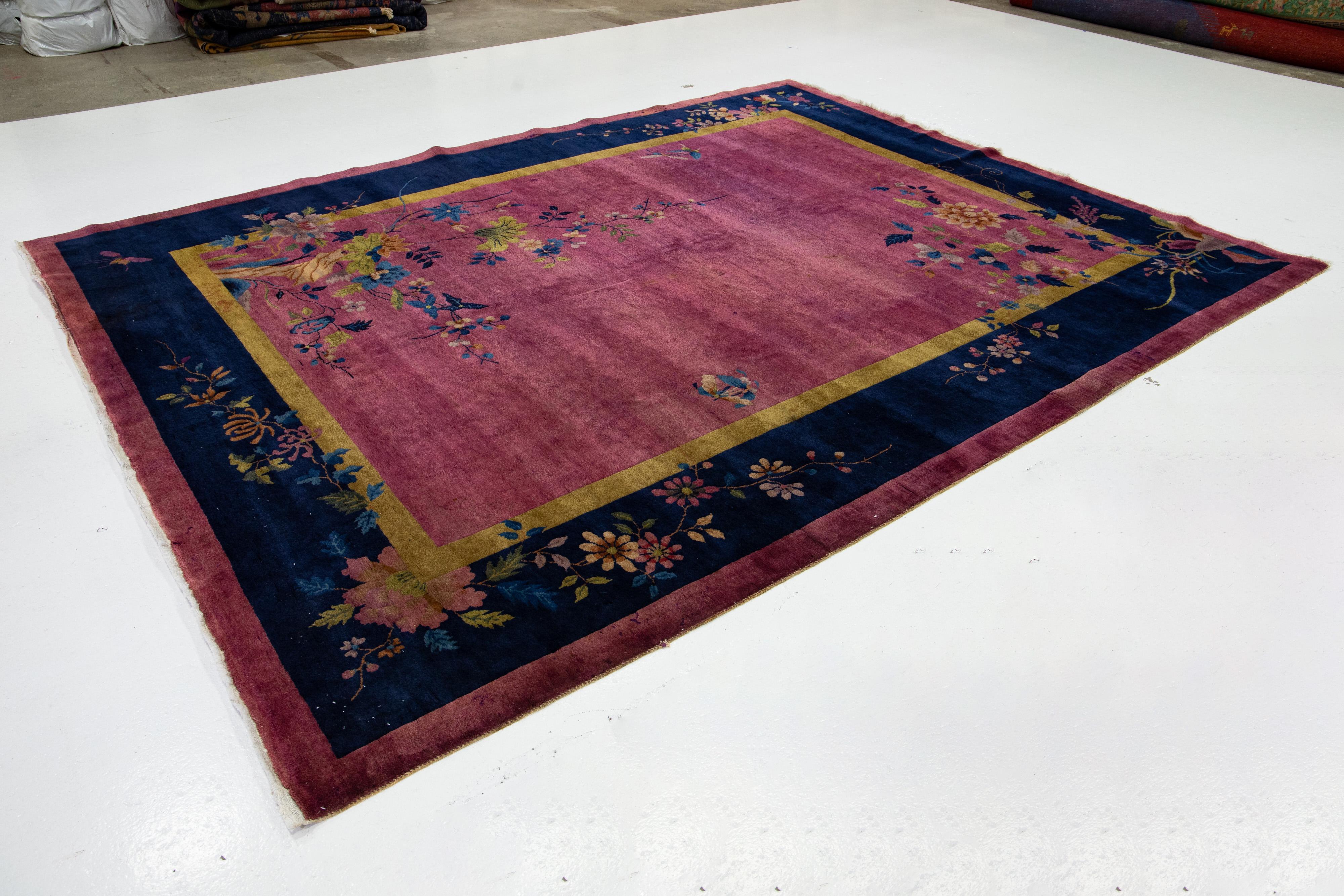 Art déco Tapis Art Déco chinois ancien en laine fait à la main en couleur bourgogne en vente