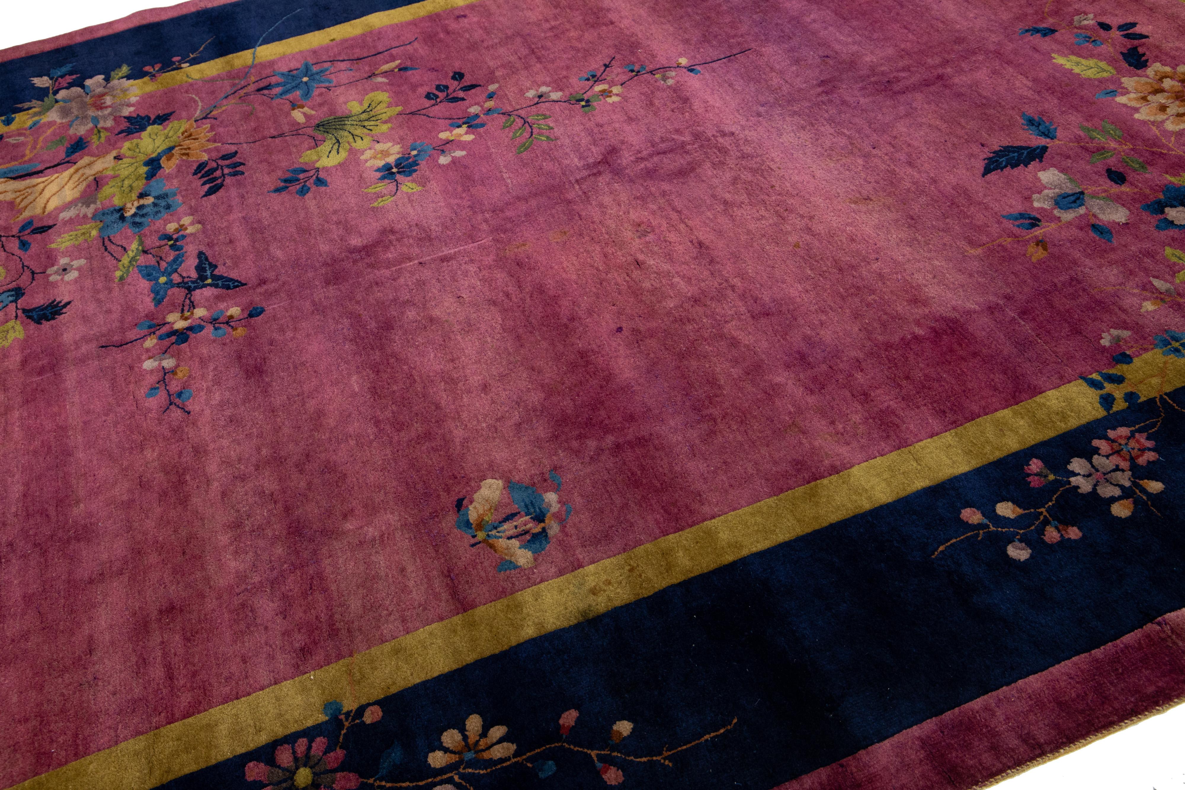 Tapis Art Déco chinois ancien en laine fait à la main en couleur bourgogne Excellent état - En vente à Norwalk, CT