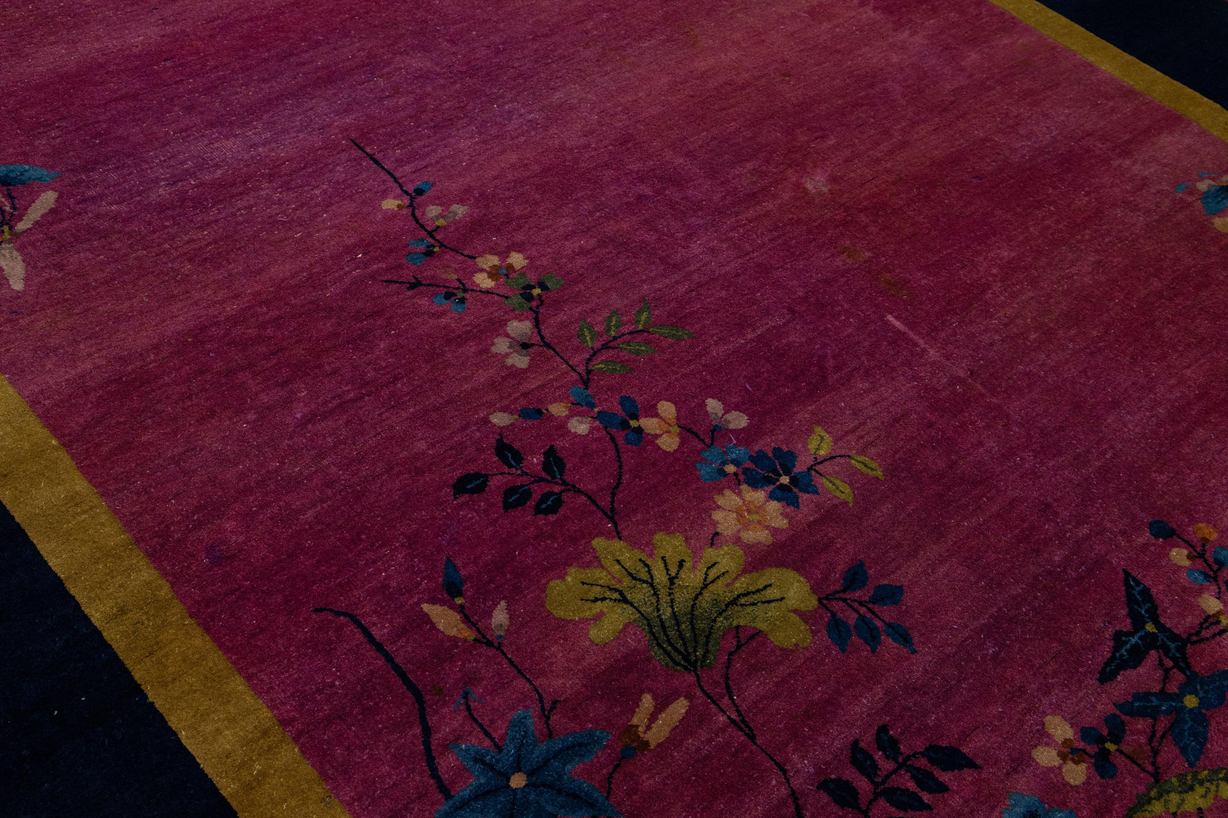 Tapis Art Déco chinois ancien en laine fait à la main en couleur bourgogne en vente 1