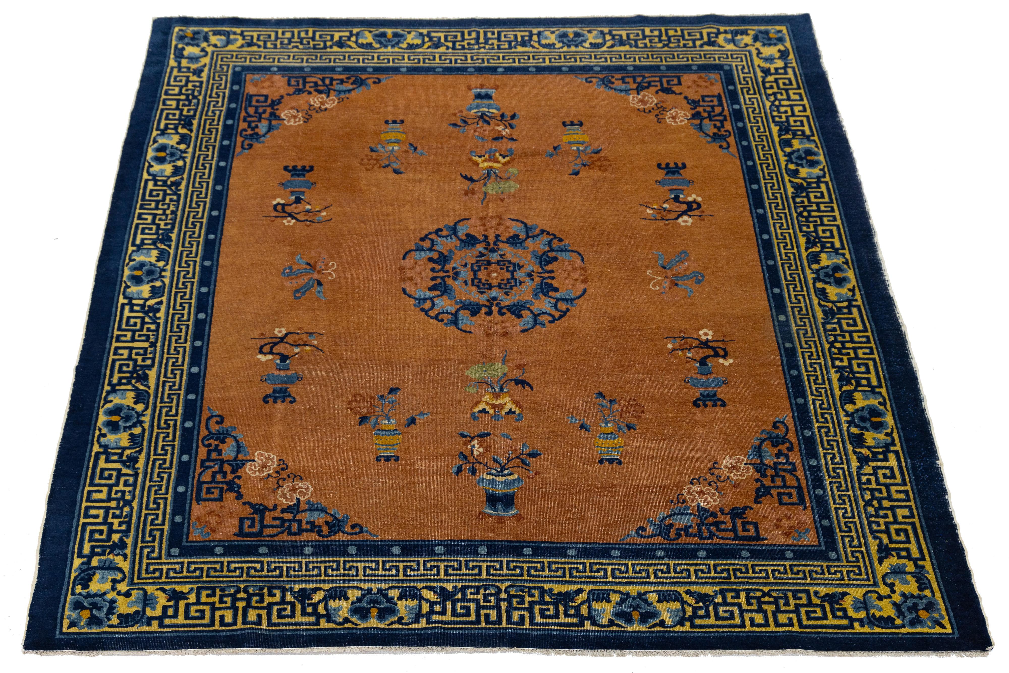 Tapis chinois ancien de style Arte Antiques, noué à la main en laine avec des paysages de village et des motifs floraux. Il s'agit d'un champ bleu marine profond encadré d'une bordure rose, représentant des maisons, des arbres, des papillons et la