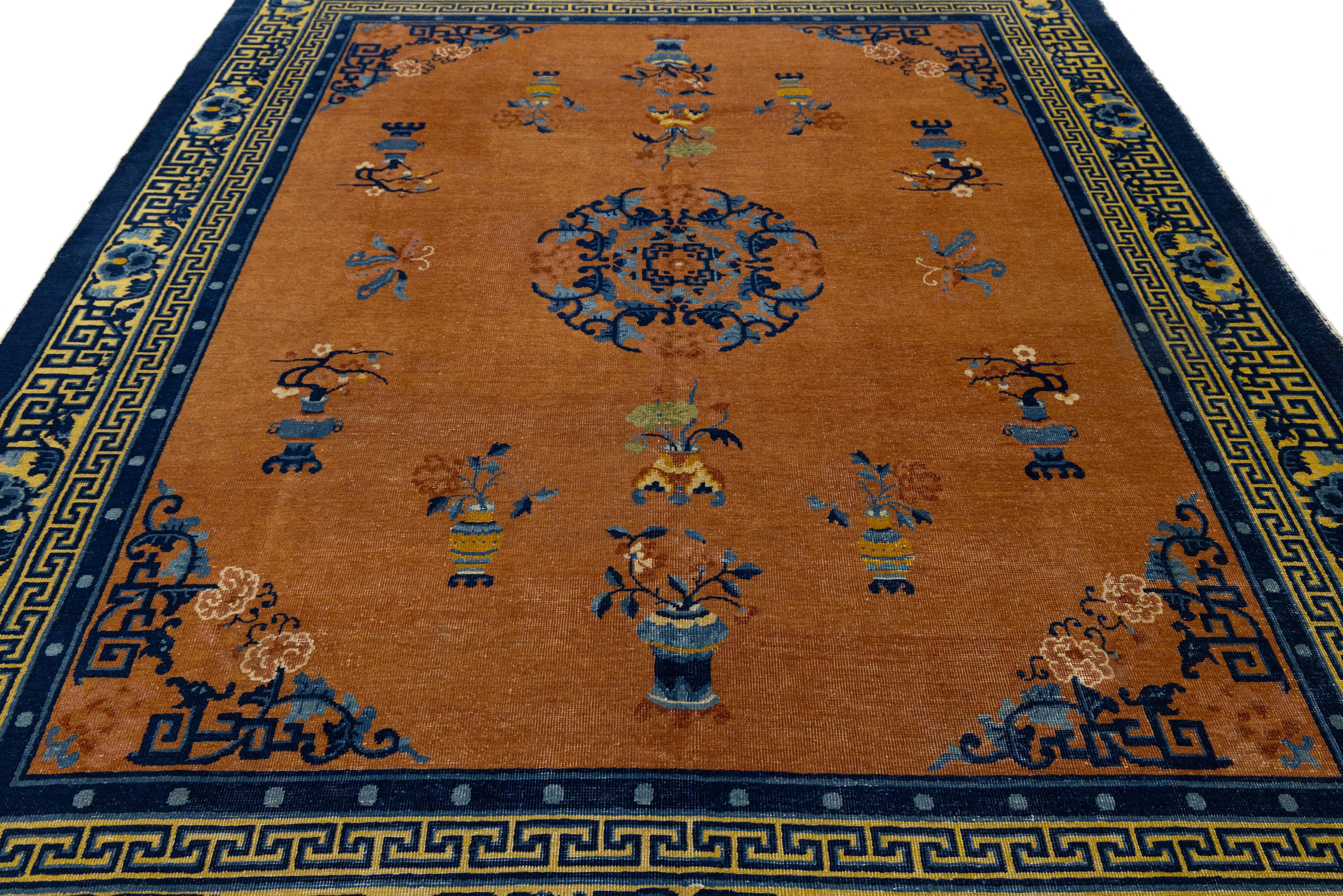 Laine Room Size Antique Chinese Wool Rug In warm Brown With Mythical Motifs (Tapis chinois ancien en laine avec des motifs mythiques) en vente