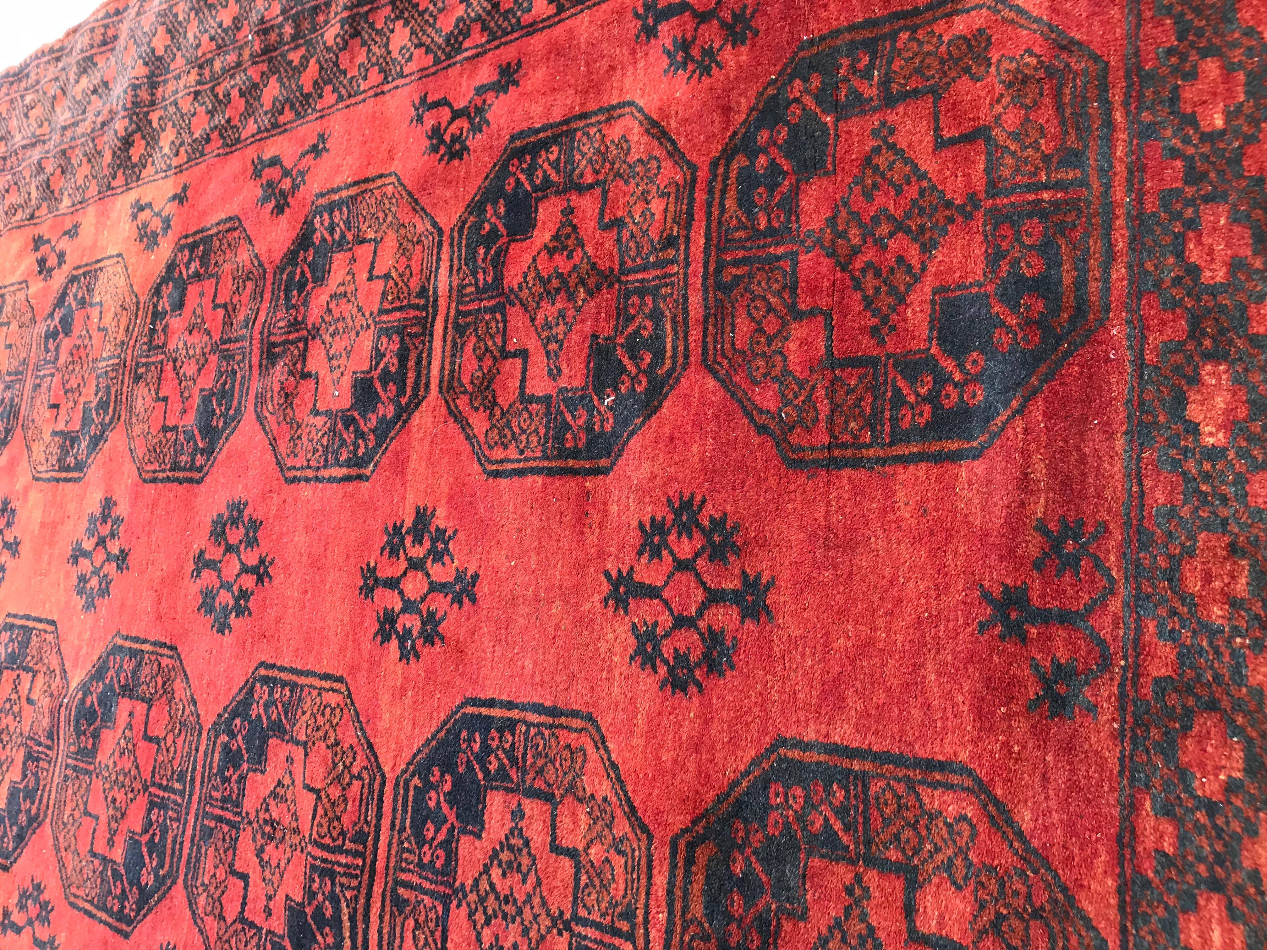 Gran alfombra afgana vintage con diseño y motivo à Turkemen Gul, campo rojo anaranjado, circa 1940, anudada totalmente a mano con terciopelo de lana sobre base de lana.

 