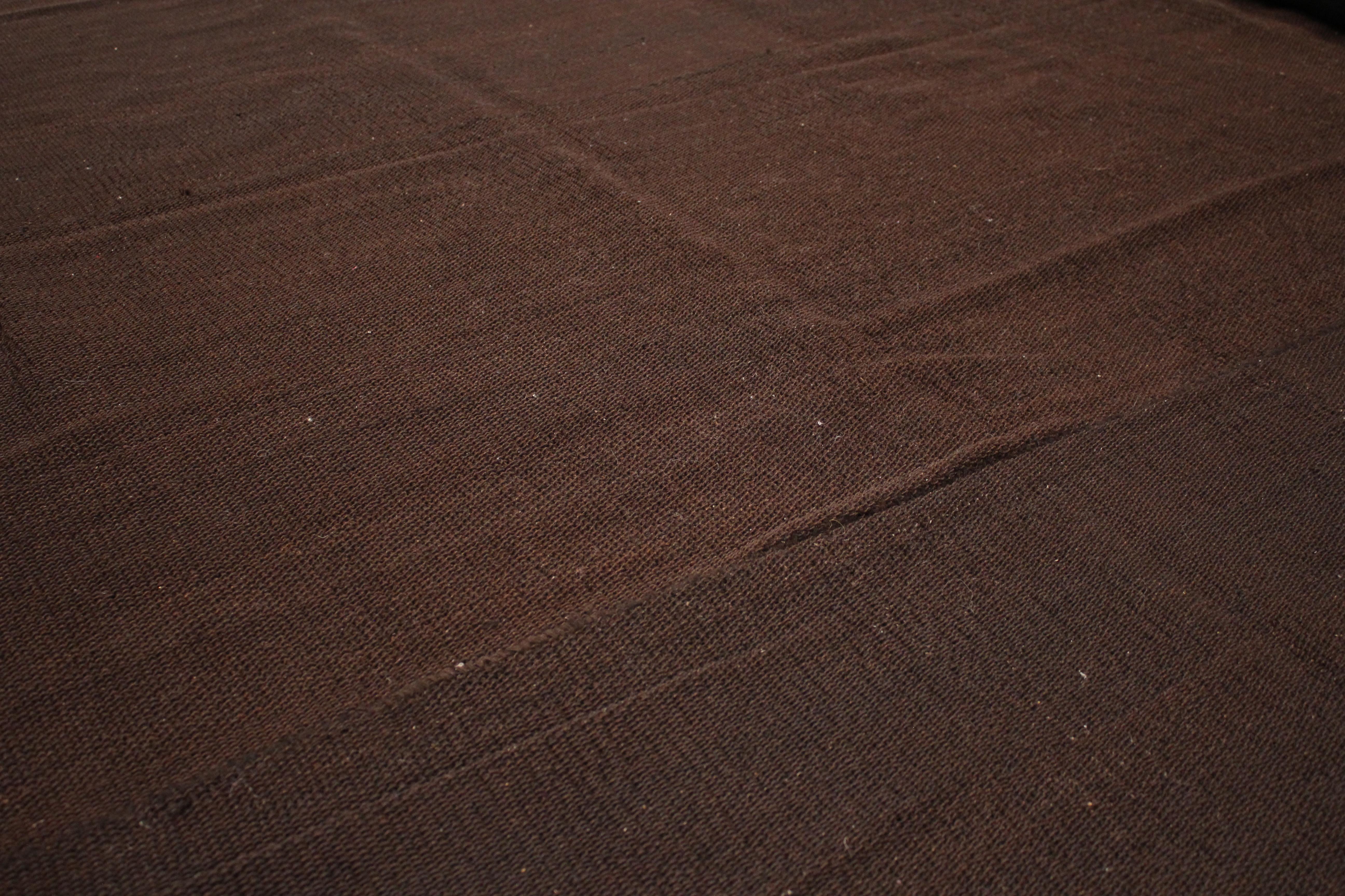 Zimmergröße Antik Minimalistisch Offenes Feld Monochrome Mocha Brown Kilim Teppich   (Aserbaidschanisch) im Angebot