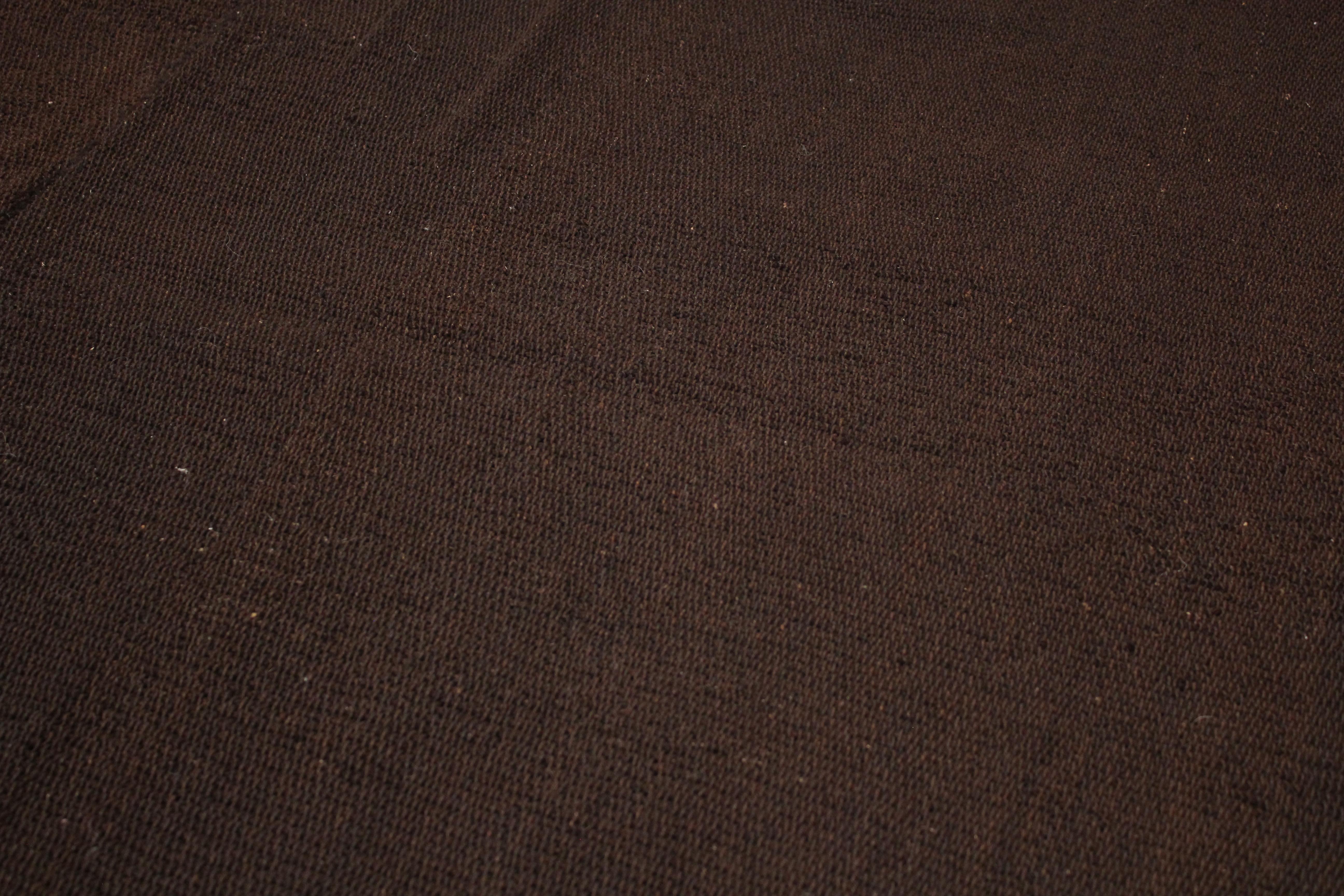 Zimmergröße Antik Minimalistisch Offenes Feld Monochrome Mocha Brown Kilim Teppich   (Handgewebt) im Angebot