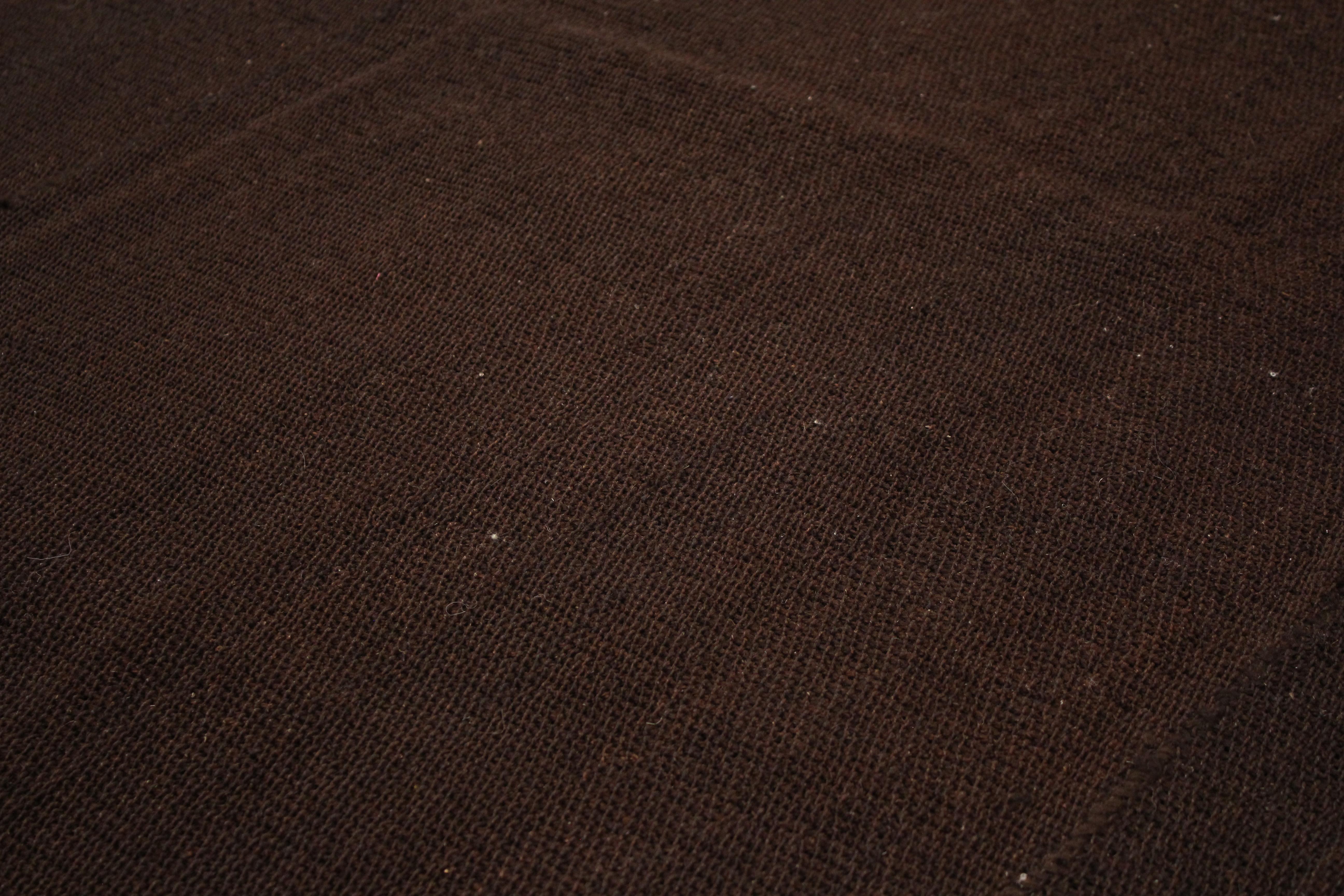 Zimmergröße Antik Minimalistisch Offenes Feld Monochrome Mocha Brown Kilim Teppich   (20. Jahrhundert) im Angebot