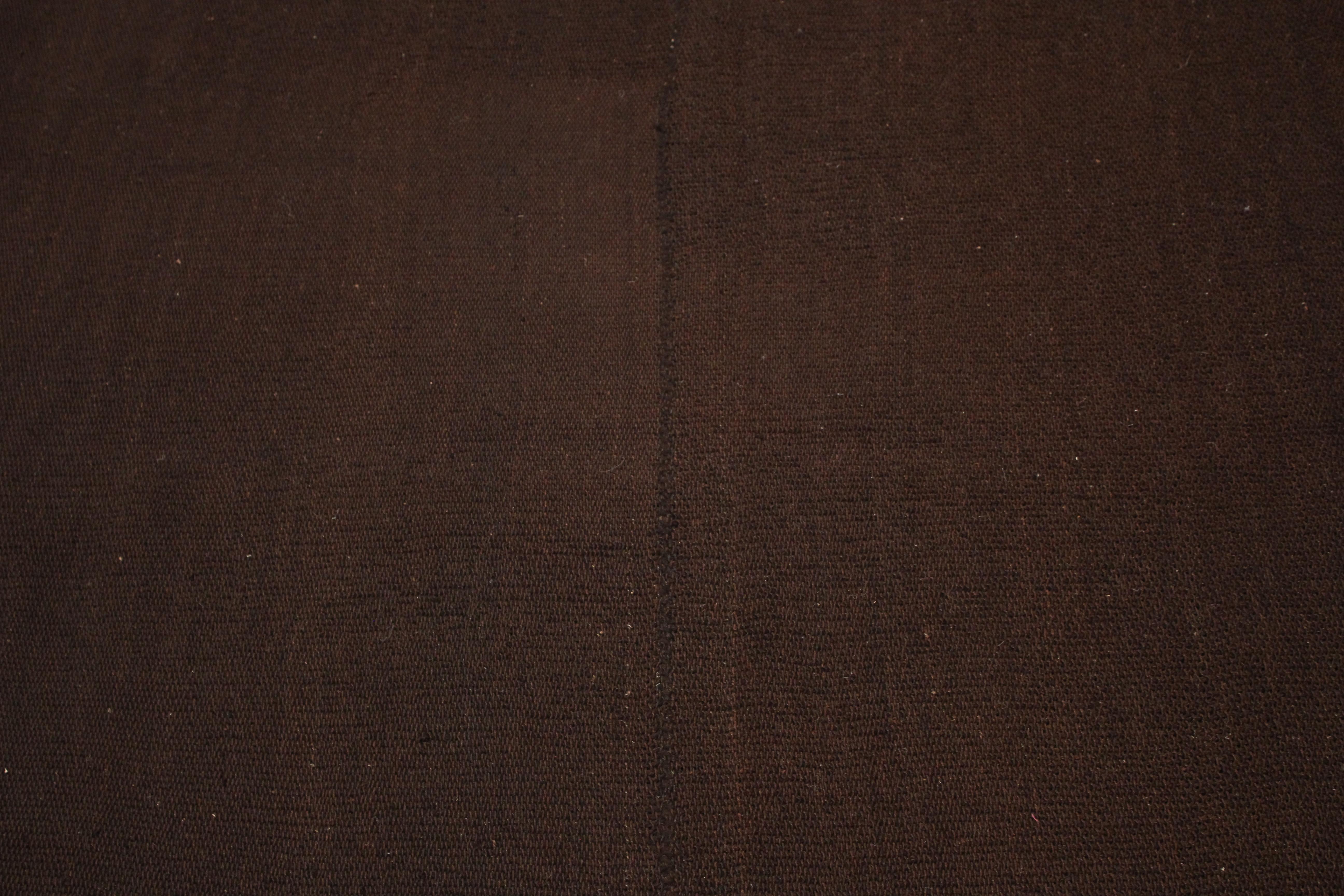 Zimmergröße Antik Minimalistisch Offenes Feld Monochrome Mocha Brown Kilim Teppich   (Wolle) im Angebot
