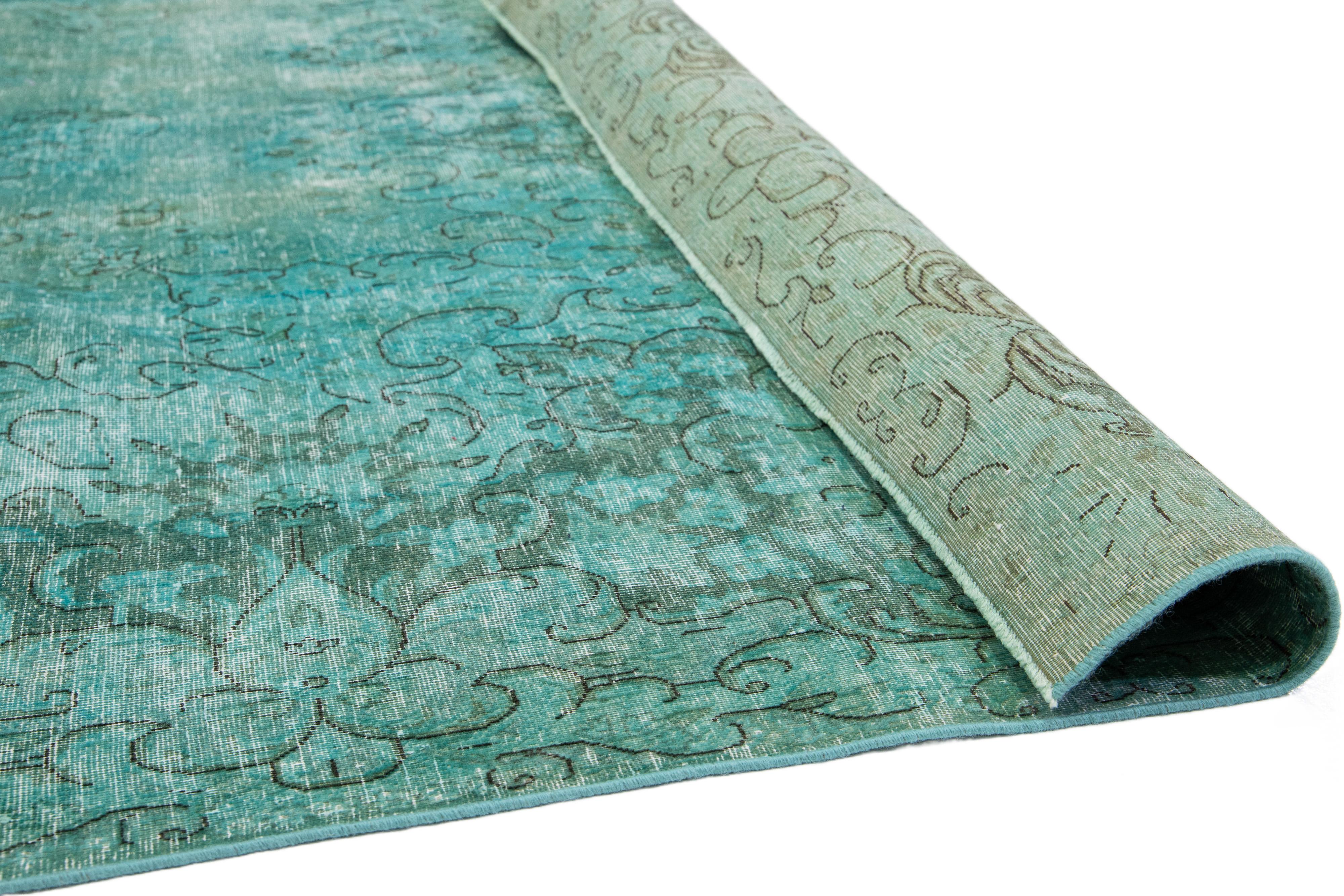 Islamique Tapis persan ancien teinté avec motif de médaillon en vert clair en vente