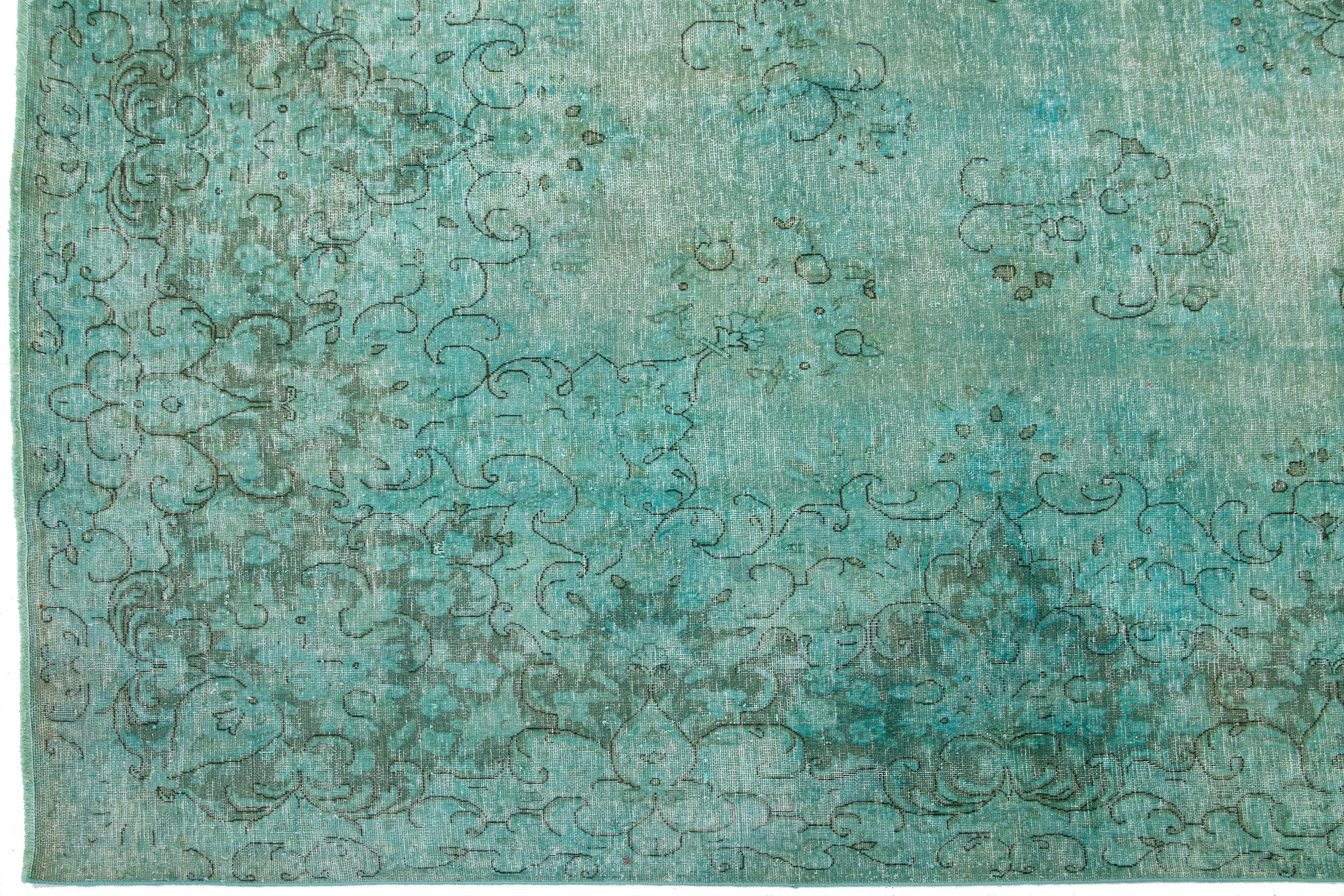20ième siècle Tapis persan ancien teinté avec motif de médaillon en vert clair en vente