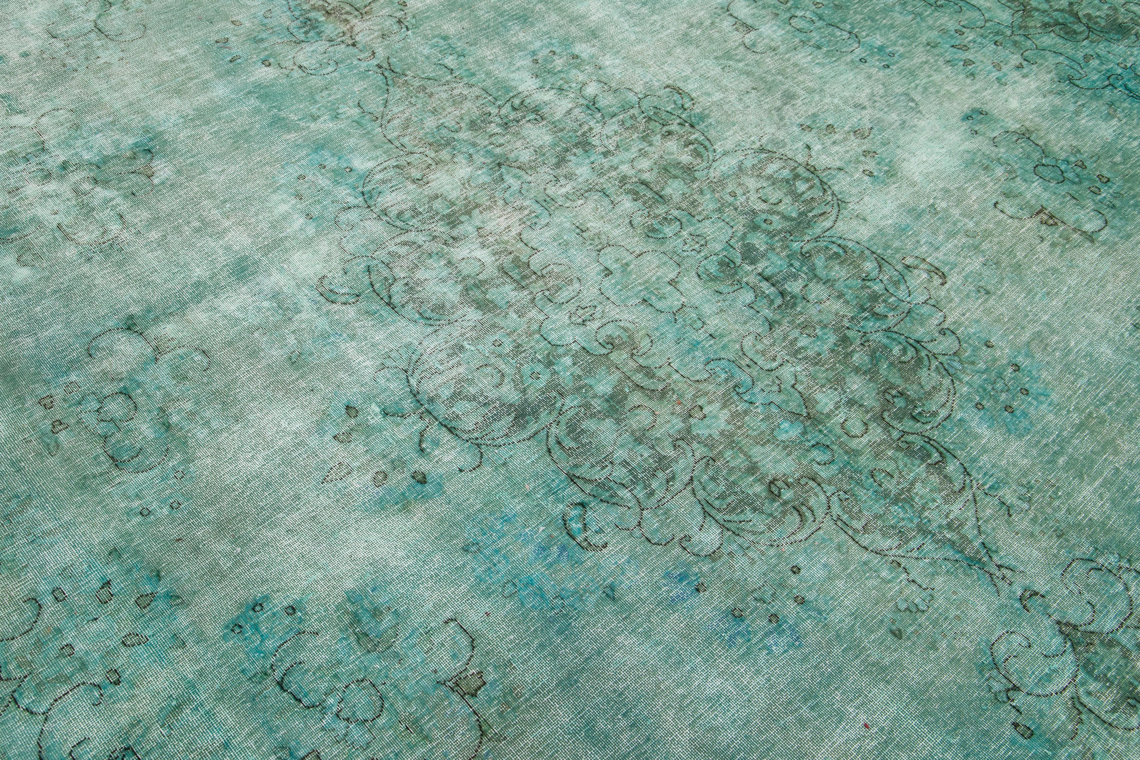 Tapis persan ancien teinté avec motif de médaillon en vert clair en vente 1