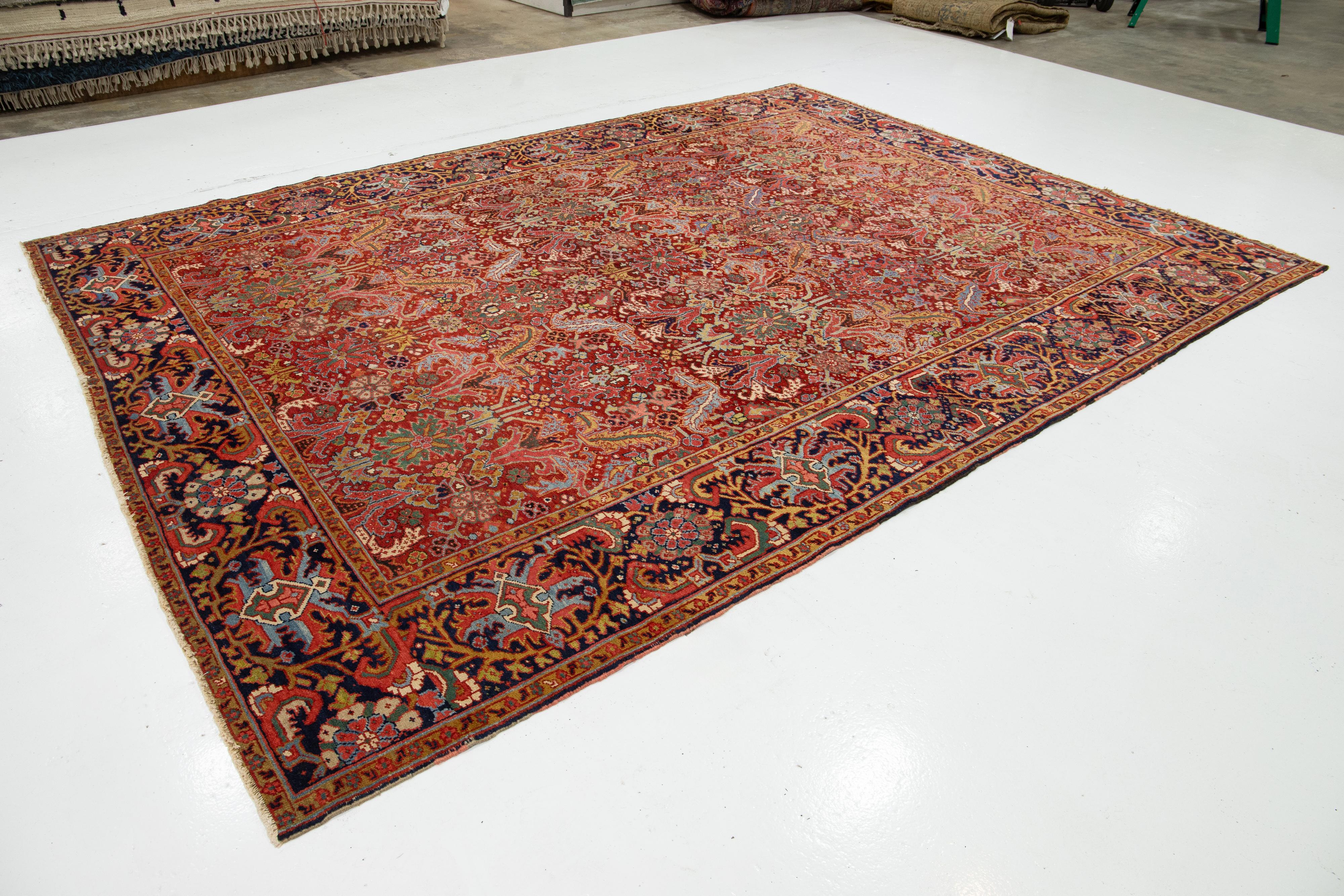 Antiker persischer Heriz-roter Wollteppich in Zimmergröße mit Allover-Design (Heriz Serapi) im Angebot