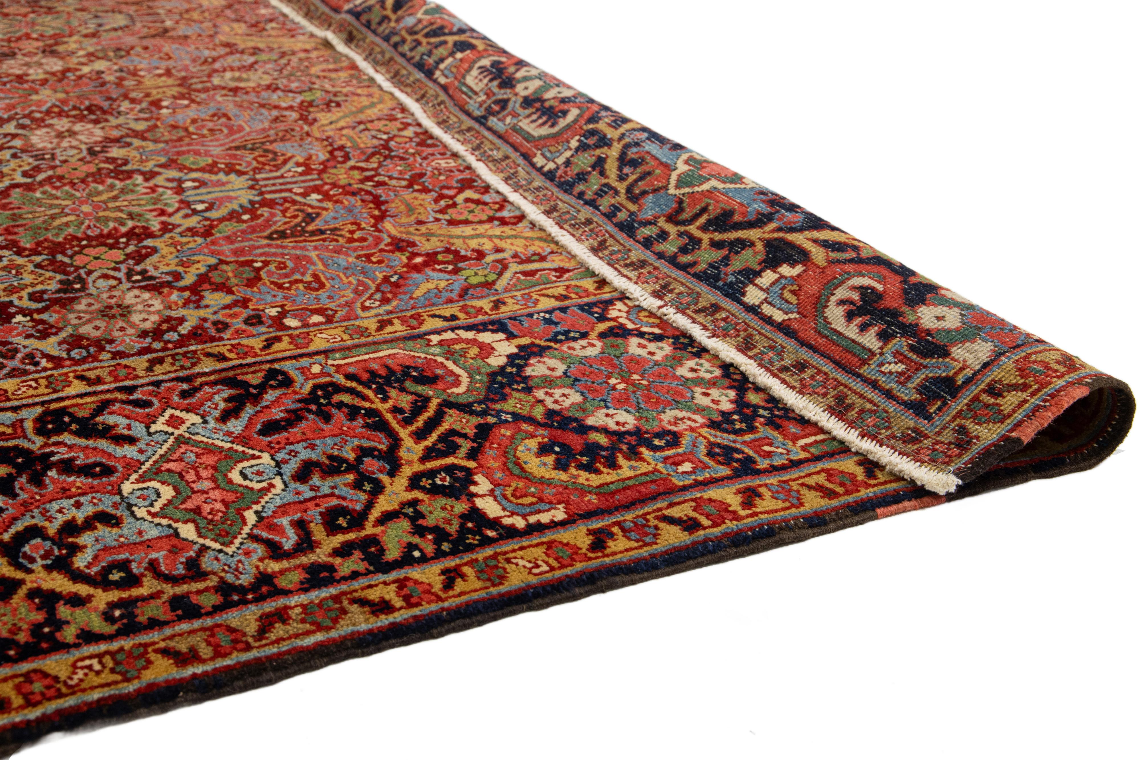 Antiker persischer Heriz-roter Wollteppich in Zimmergröße mit Allover-Design (Persisch) im Angebot