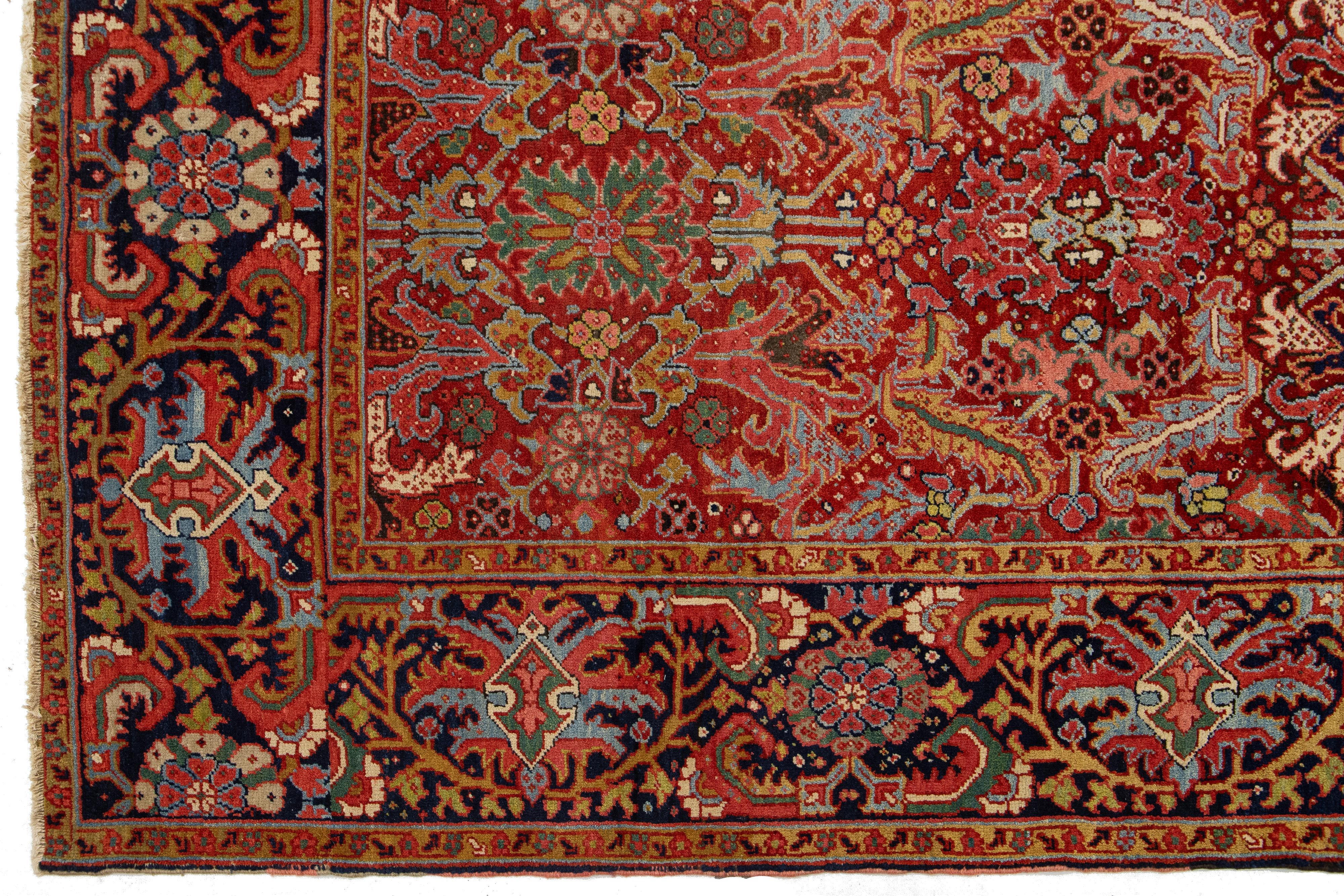 Antiker persischer Heriz-roter Wollteppich in Zimmergröße mit Allover-Design (20. Jahrhundert) im Angebot