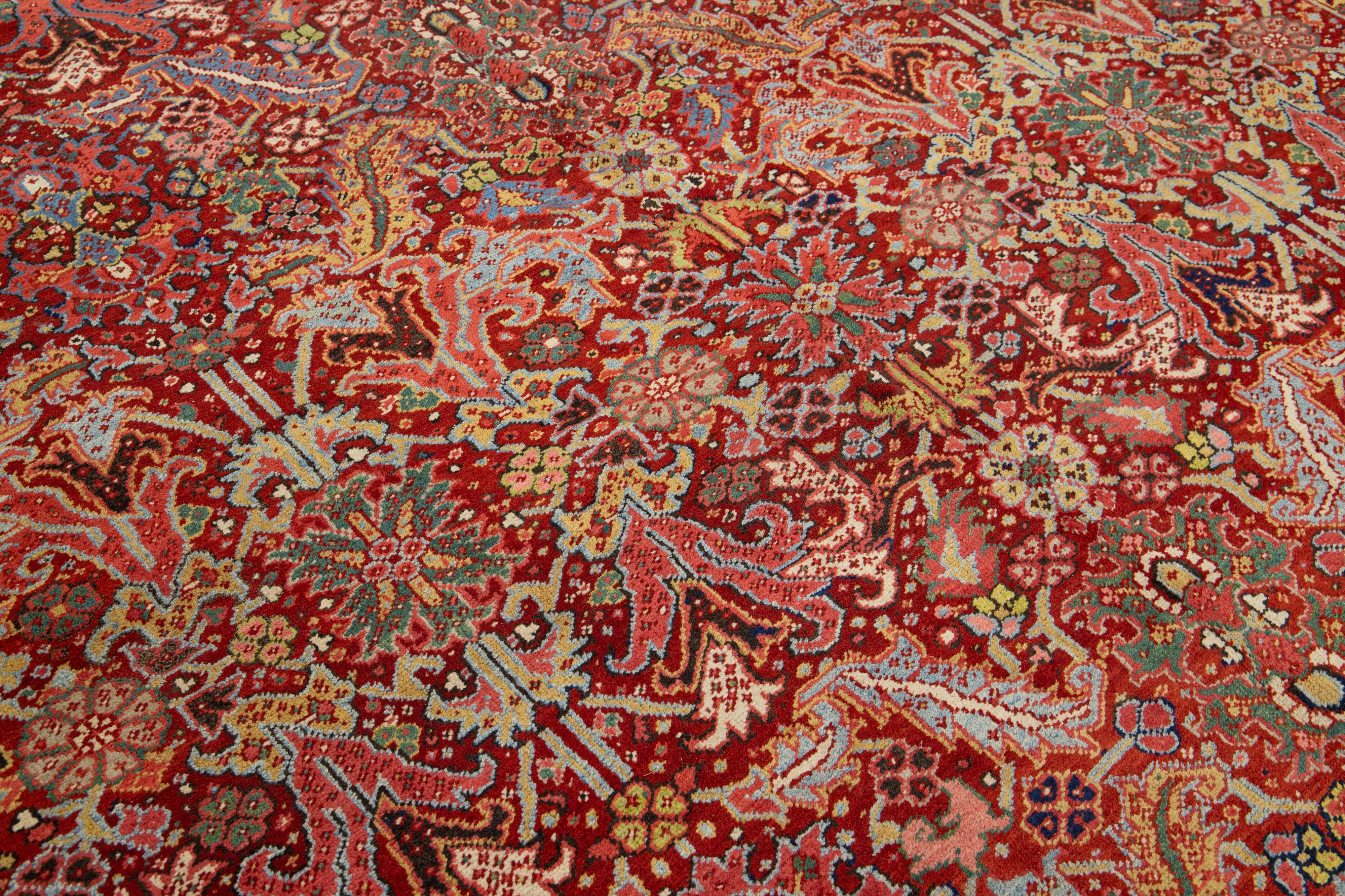 Antiker persischer Heriz-roter Wollteppich in Zimmergröße mit Allover-Design im Angebot 1