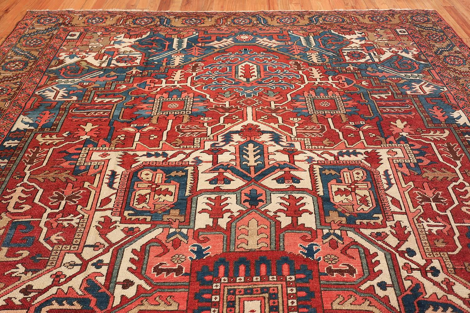 Room Size Antique Persian Heriz Rug. Size: 10 ft x 13 ft (3.05 m x 3.96 m) In Excellent Condition In New York, NY