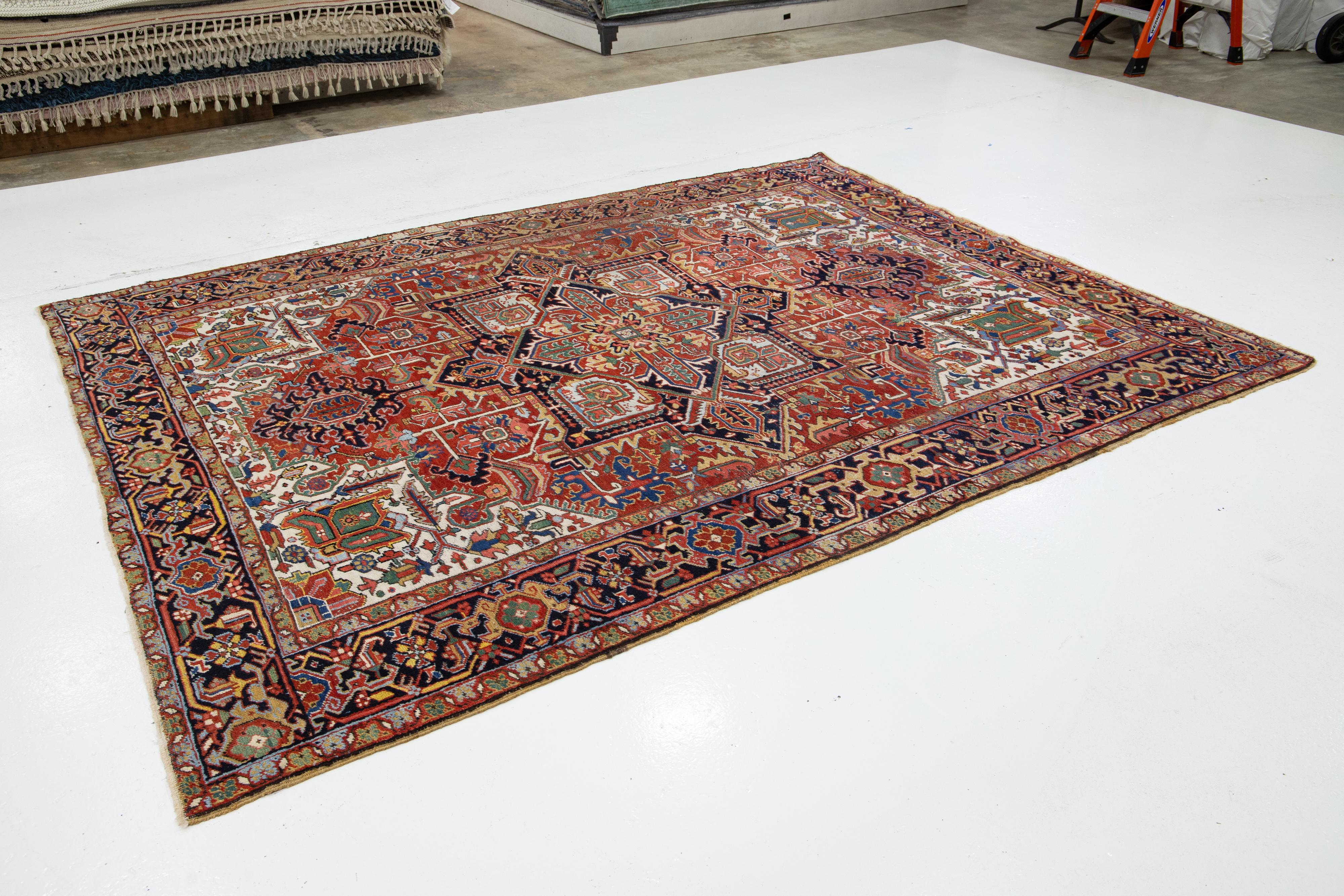 Heriz Serapi Tapis persan ancien Heriz en laine avec motif de médaillon multicolore en vente