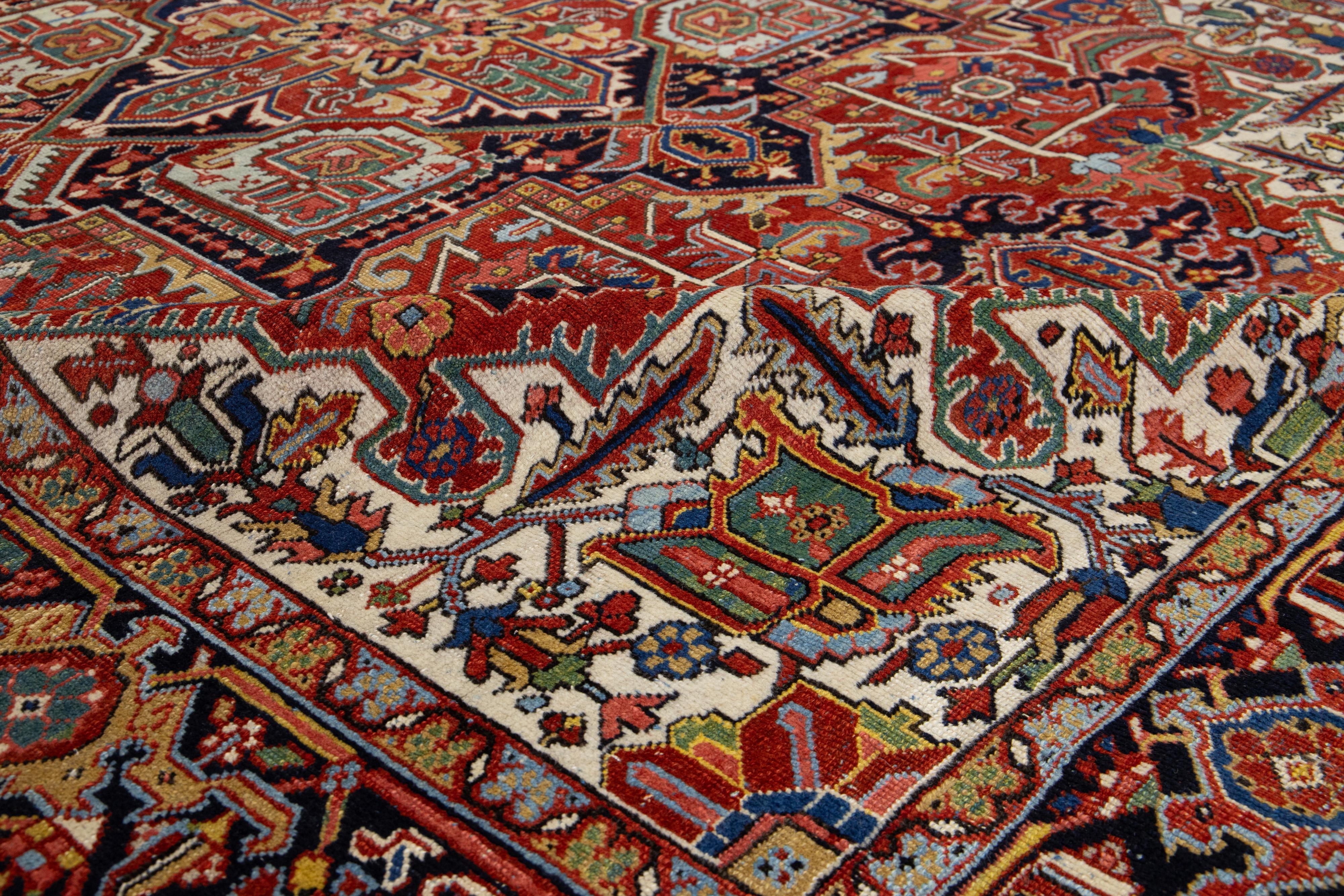 Perse Tapis persan ancien Heriz en laine avec motif de médaillon multicolore en vente