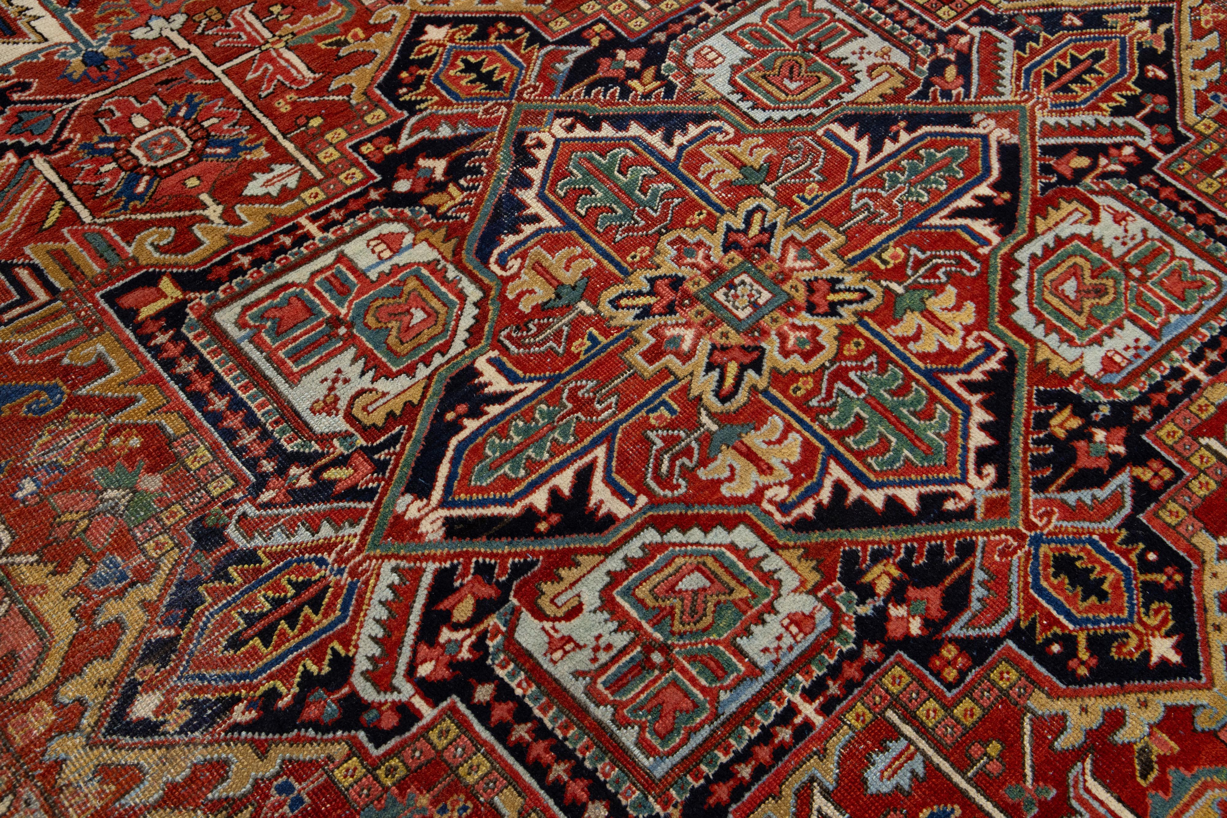 Noué à la main Tapis persan ancien Heriz en laine avec motif de médaillon multicolore en vente