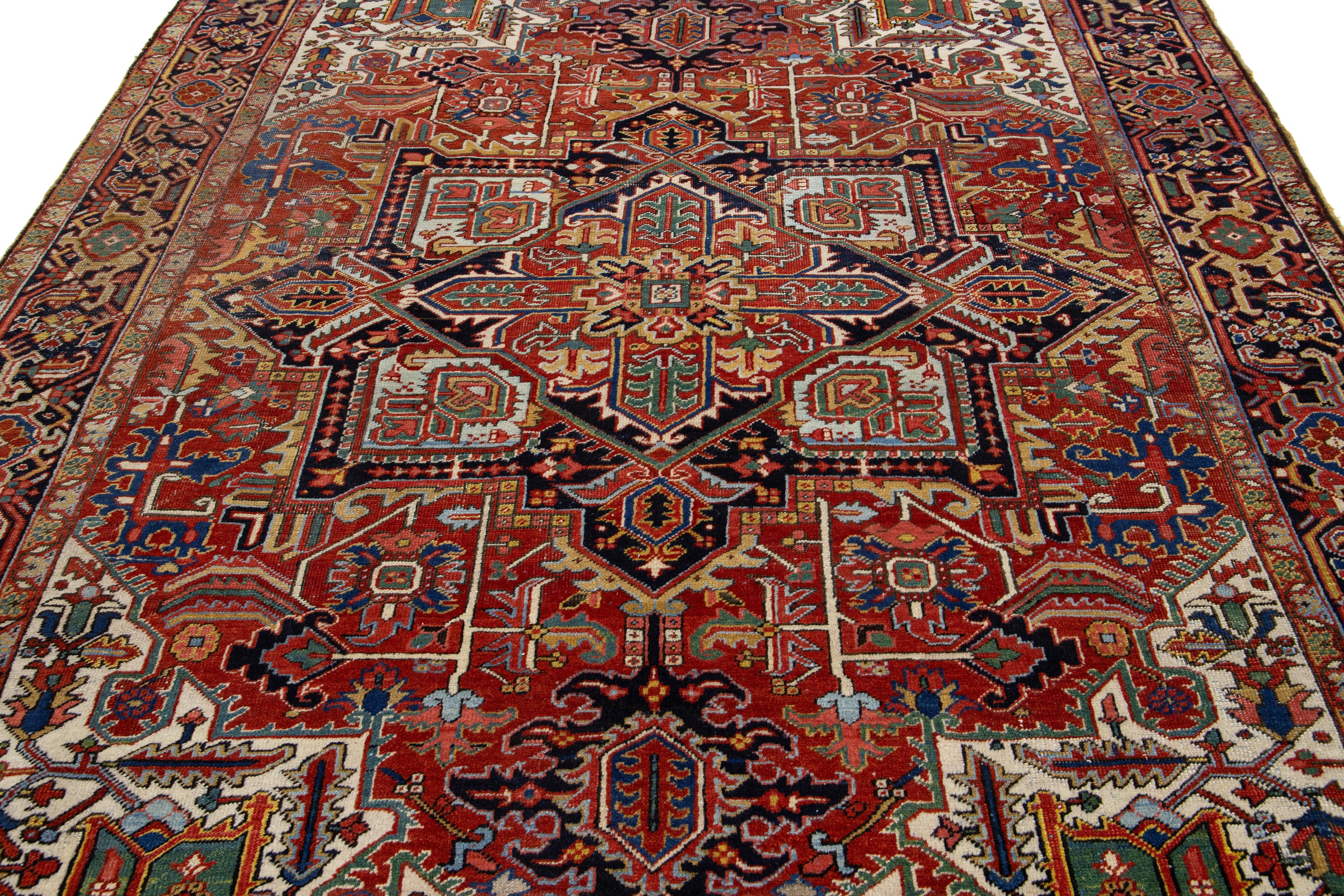 Tapis persan ancien Heriz en laine avec motif de médaillon multicolore Bon état - En vente à Norwalk, CT